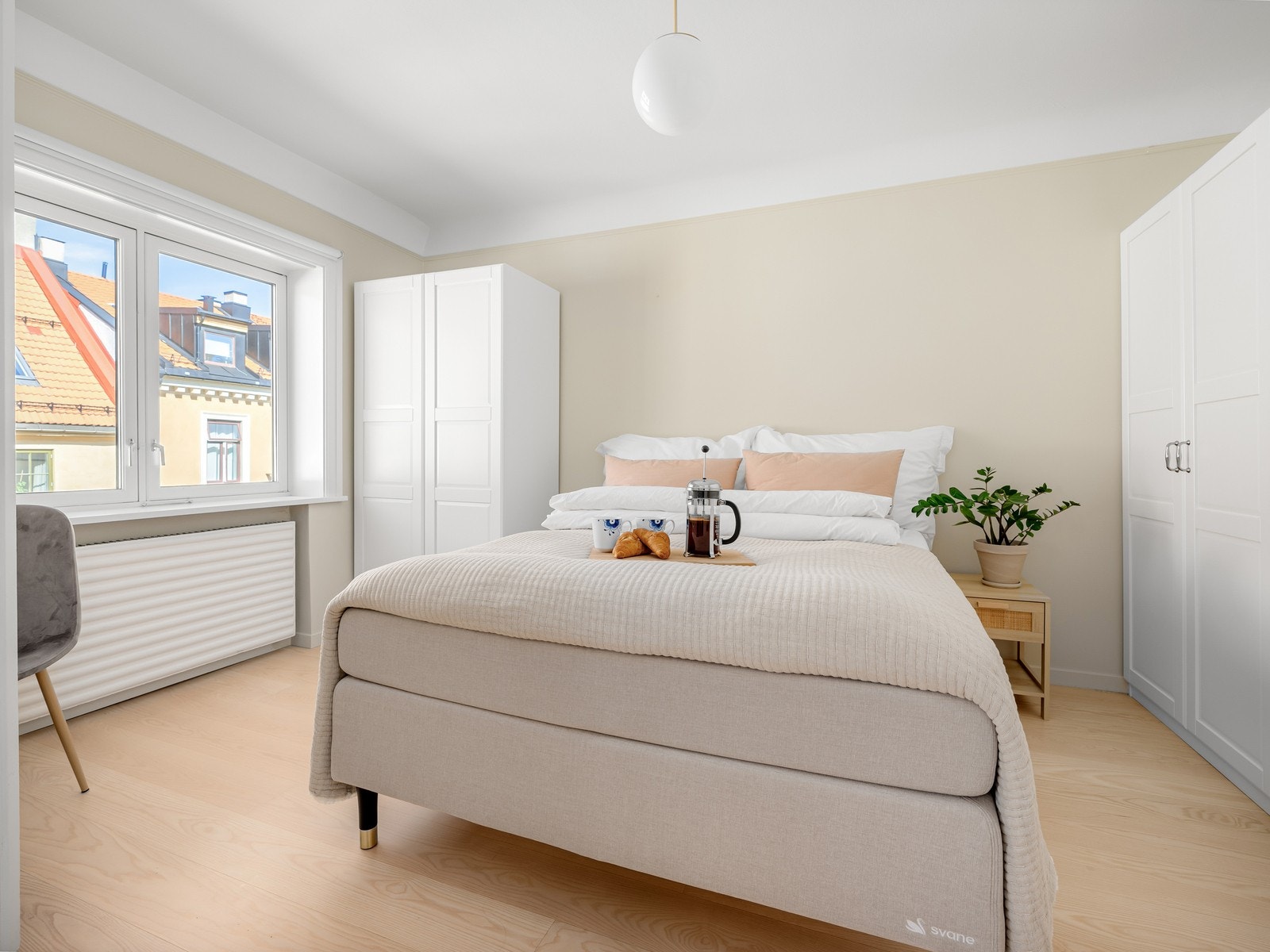 Lekkert og meget romslig soverom med plass til en dobbeltseng og nattbord på hver side Galleribilde