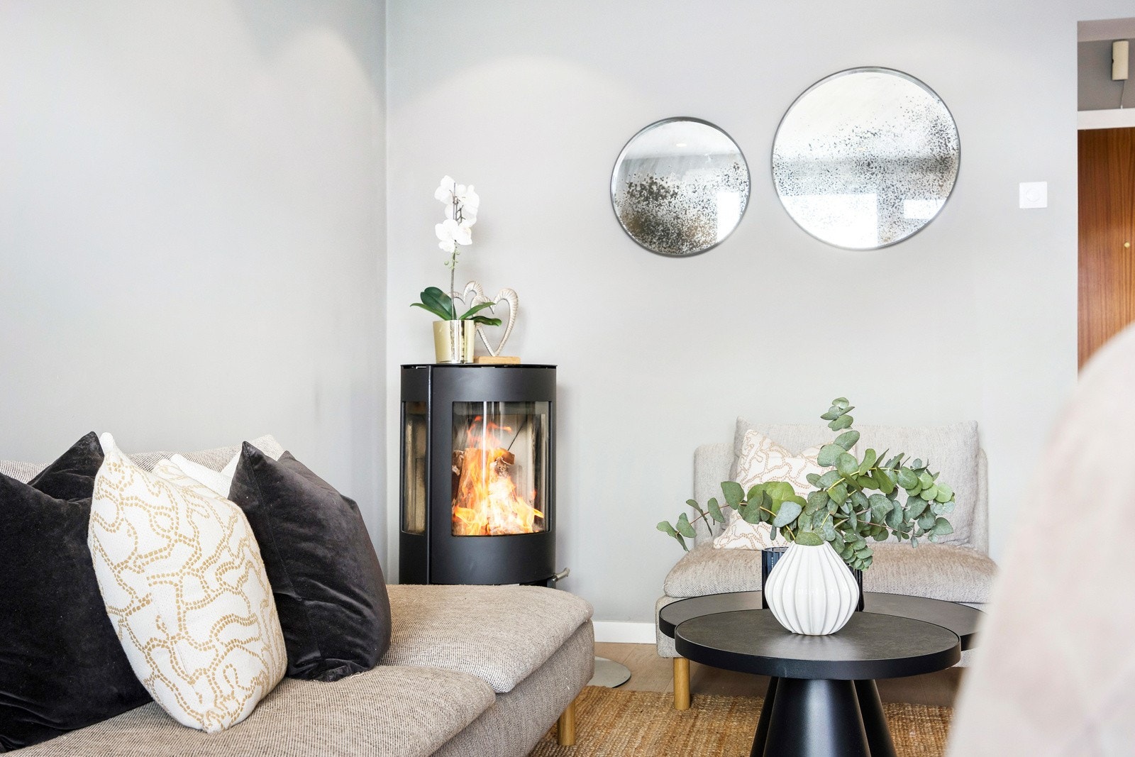 I stuen er det en peisovn som varmer godt i vinterhalvåret. Galleribilde