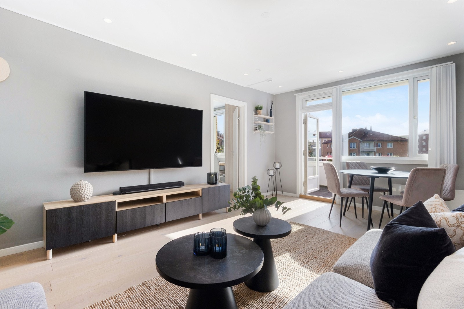 De store vindusflatene sørger for et godt lysinnslipp, som gjør at leiligheten oppleves som lys og luftig. Galleribilde