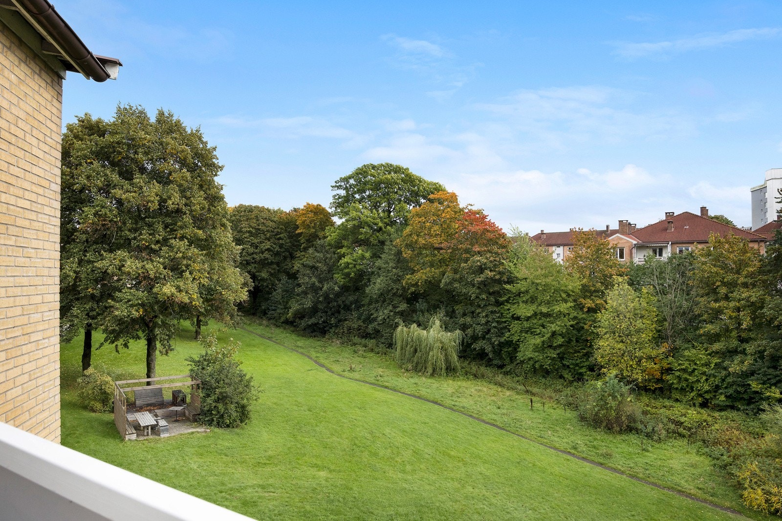 Leiligheten har en god intern beliggenhet i borettslaget og ligger usjenert til uten innsyn. Galleribilde