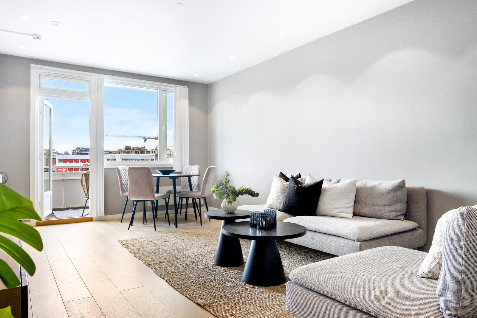 Lys stue med god plass for møblering. Galleribilde