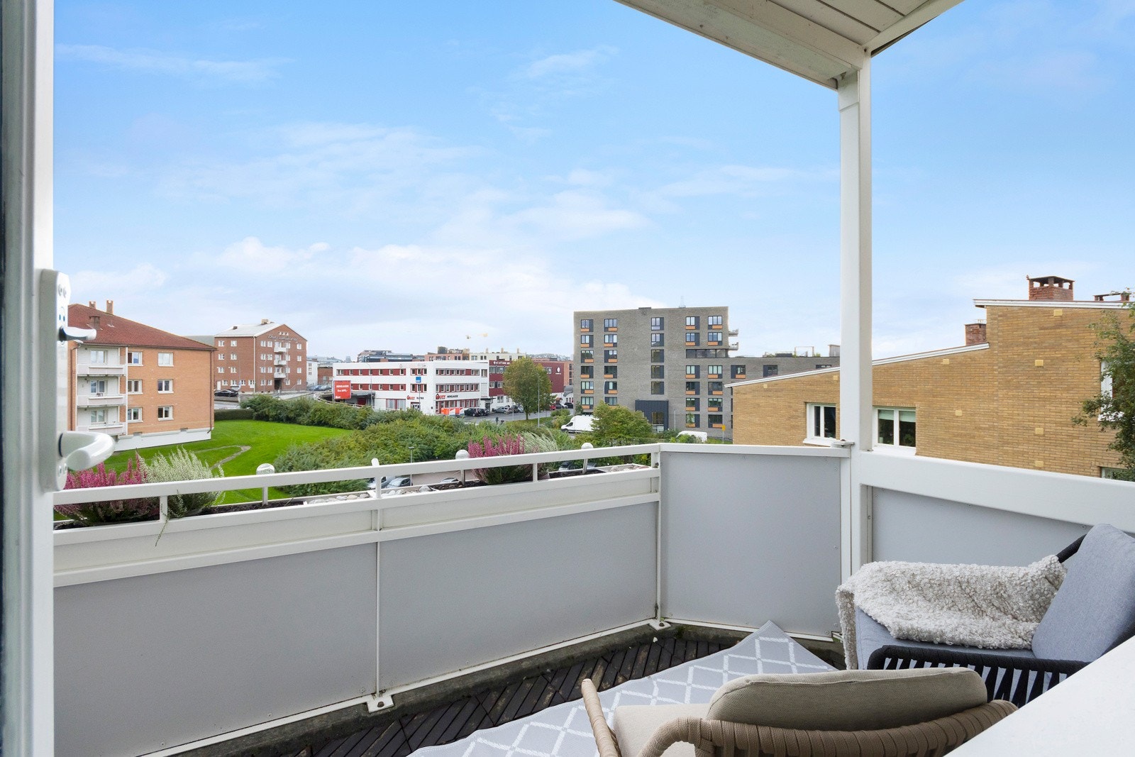 Balkongen har sørvendt beliggenhet med gode solforhold fra tidlig morgen til rundt 17:00, midtsommer. Galleribilde