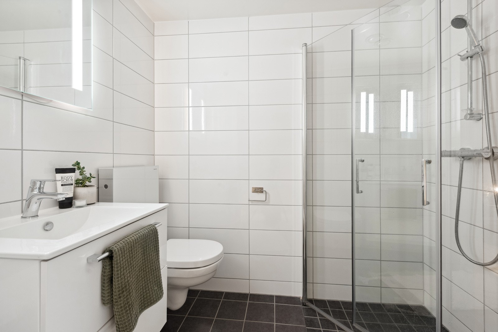 Leiligheten har to bad. Dette badet har adkomst fra entreen og er tilknyttet de to andre soverommene. Galleribilde