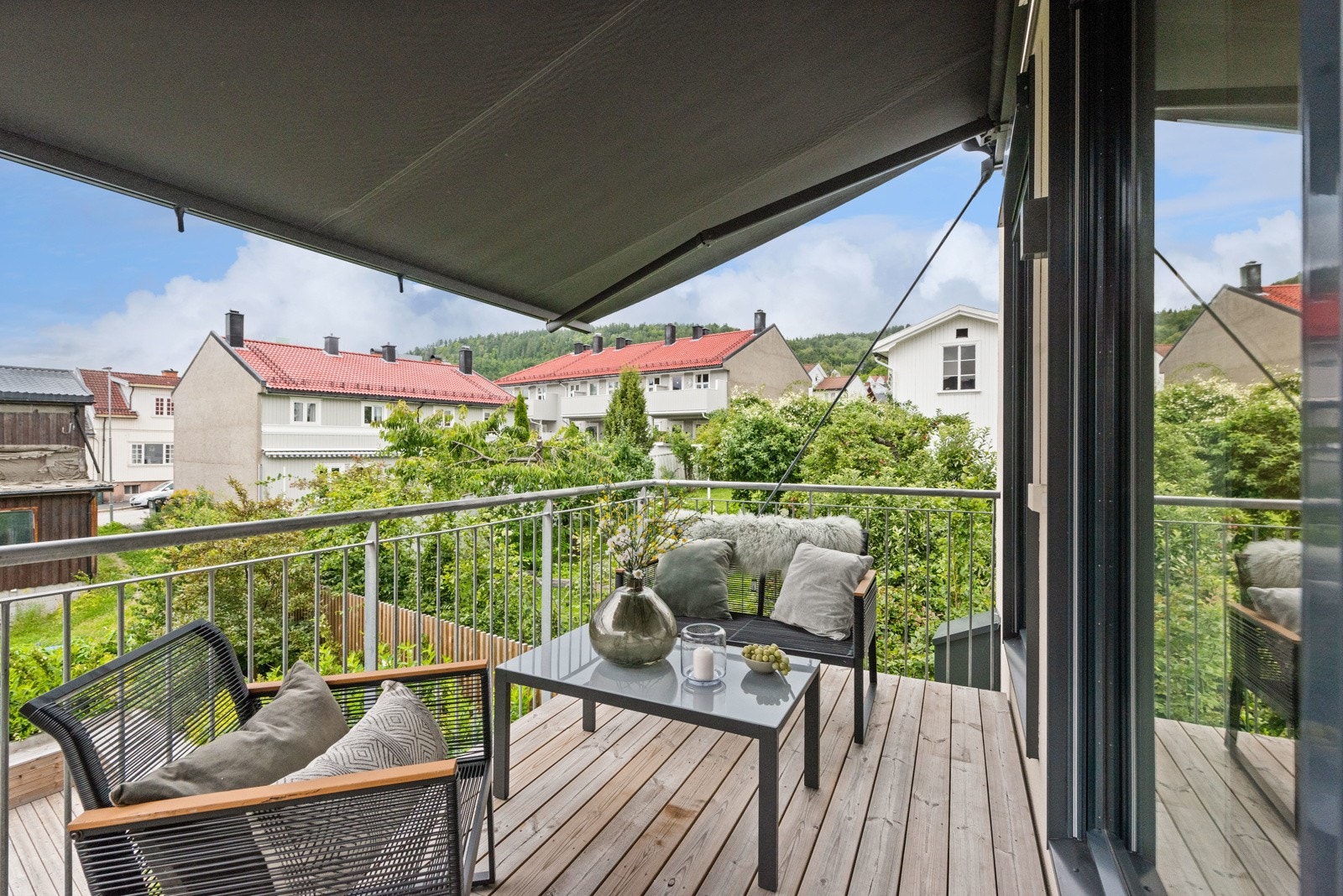 Med markise kan man sitte ute selv om det kommer noen regndråper eller solen blir for sterk. Galleribilde