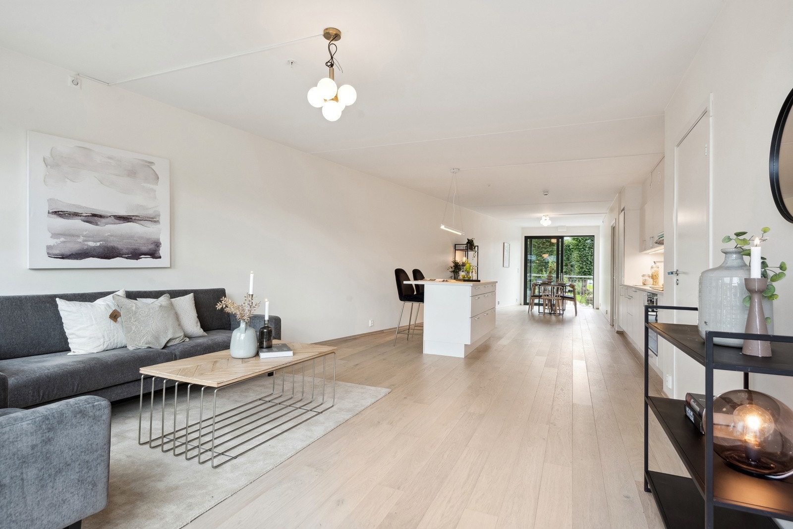 Stue/spisestue/kjøkken er plassert i et stort, luftig og gjennomgående rom. Dette er et sosialt hjem! Galleribilde