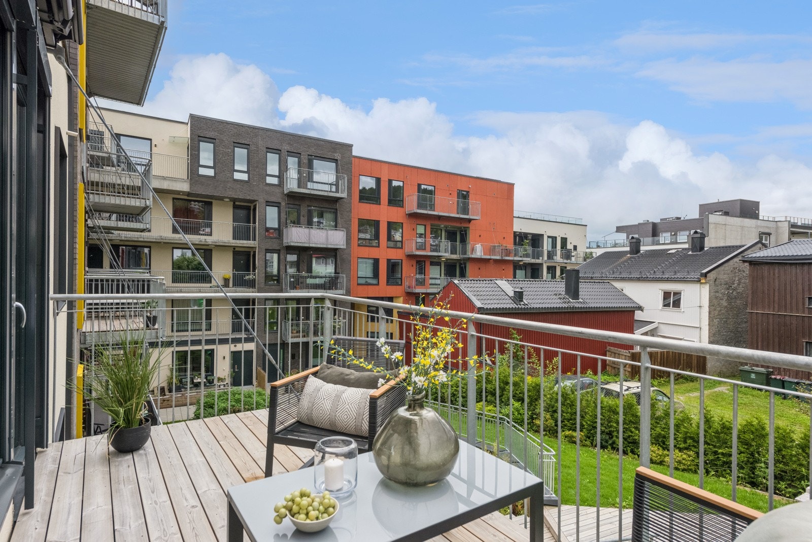 Balkongen vender inn mot bakgården. Galleribilde