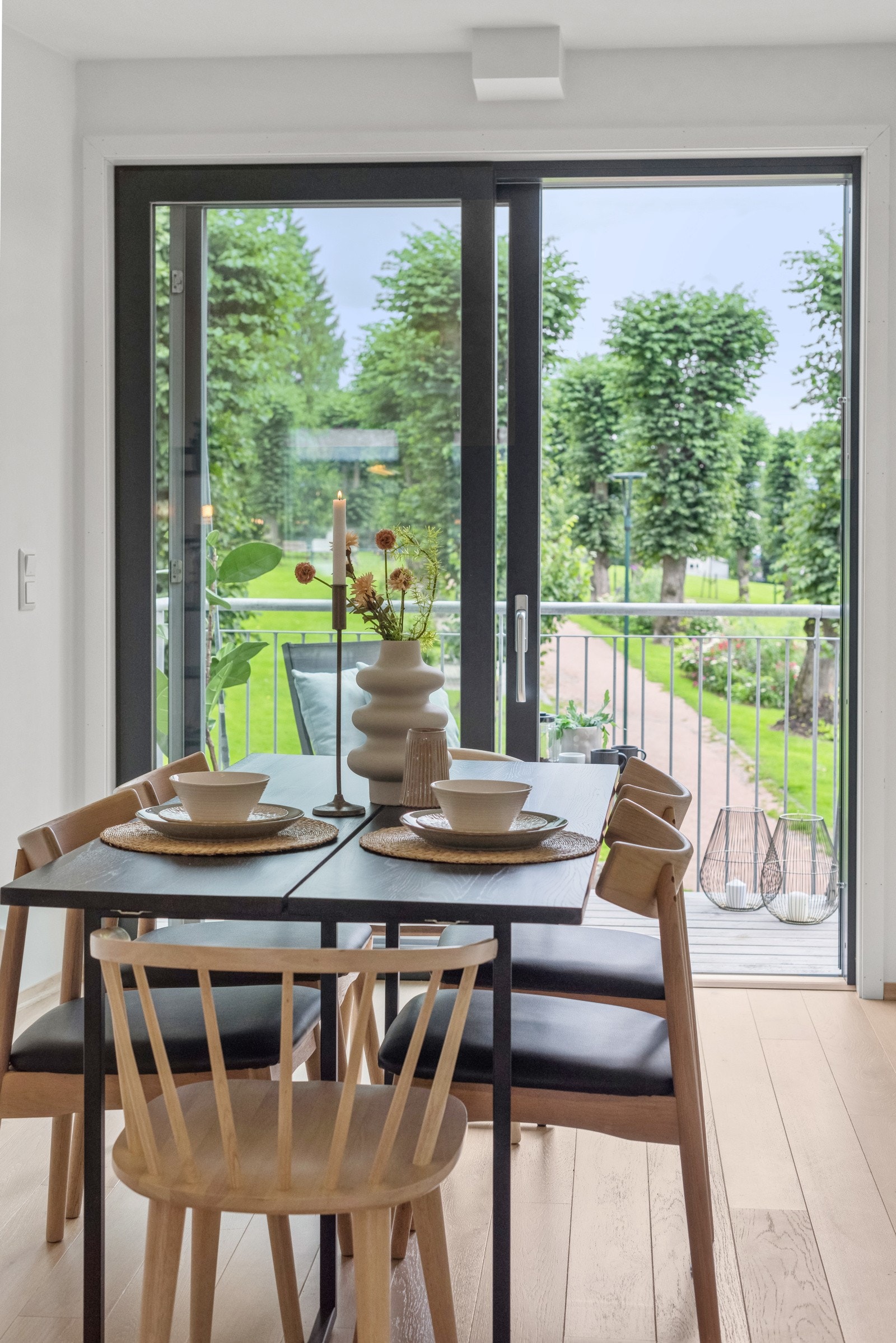 Spisestuen har grønt og herlig utsyn uten gjennboere. Galleribilde