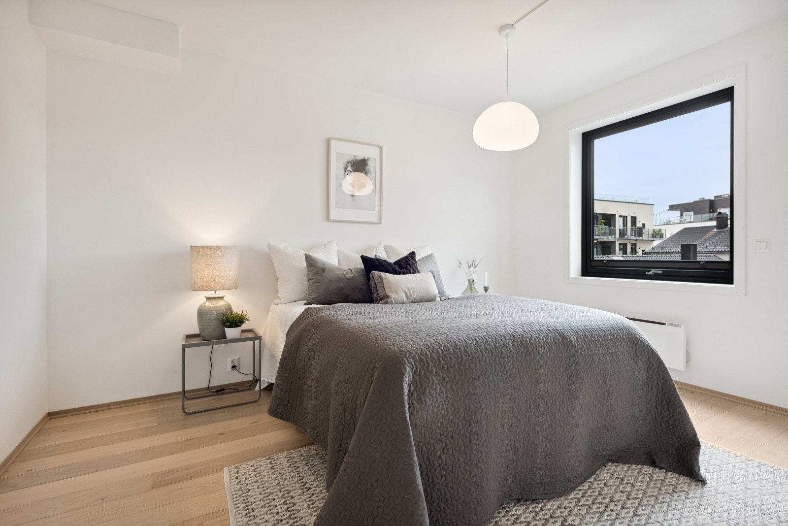 Hovedsoverommet er romslig med plass til dobbeltseng, nattbord og garderobeskap. Galleribilde