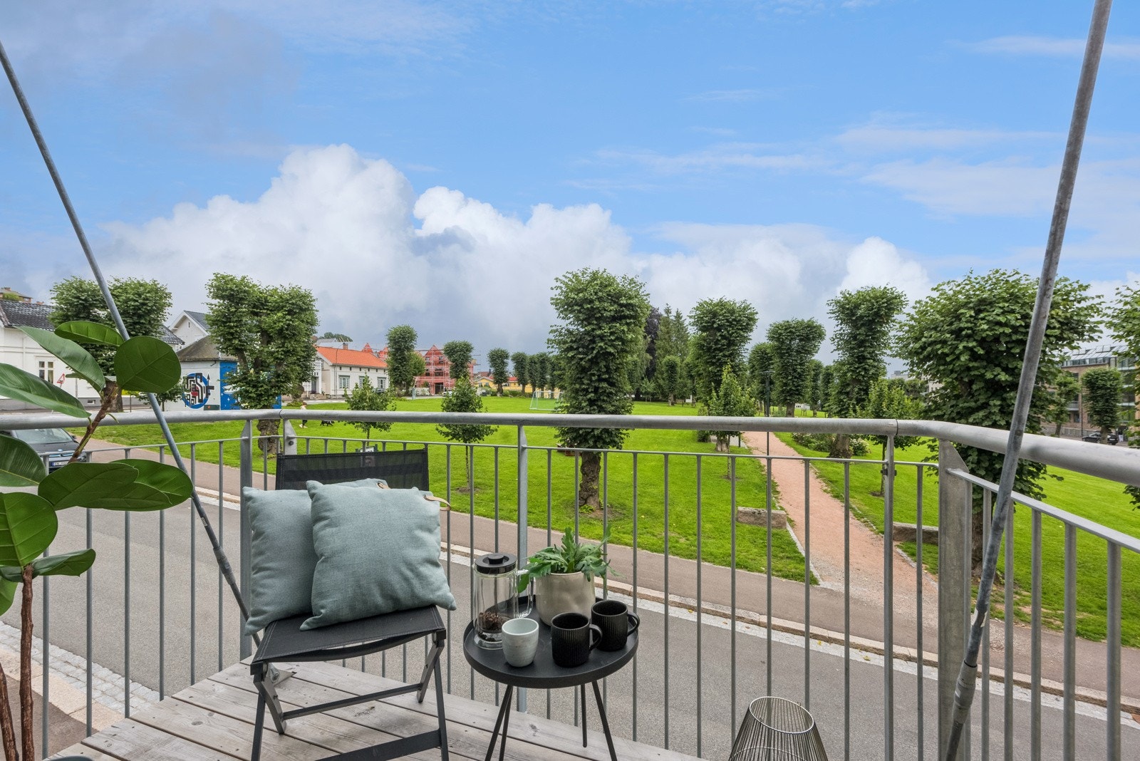 Balkongen utenfor spisestuen vender ut mot Engene park. Balkongen er ca. 3 kvm. Galleribilde