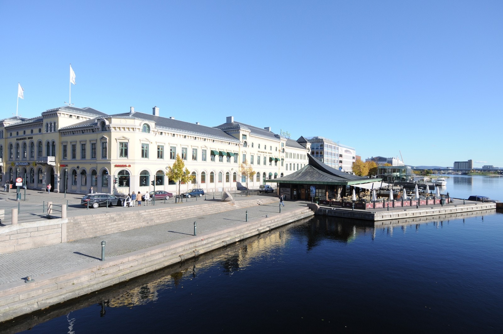 Langs elvebredden er det flere hyggelige spisesteder. Galleribilde