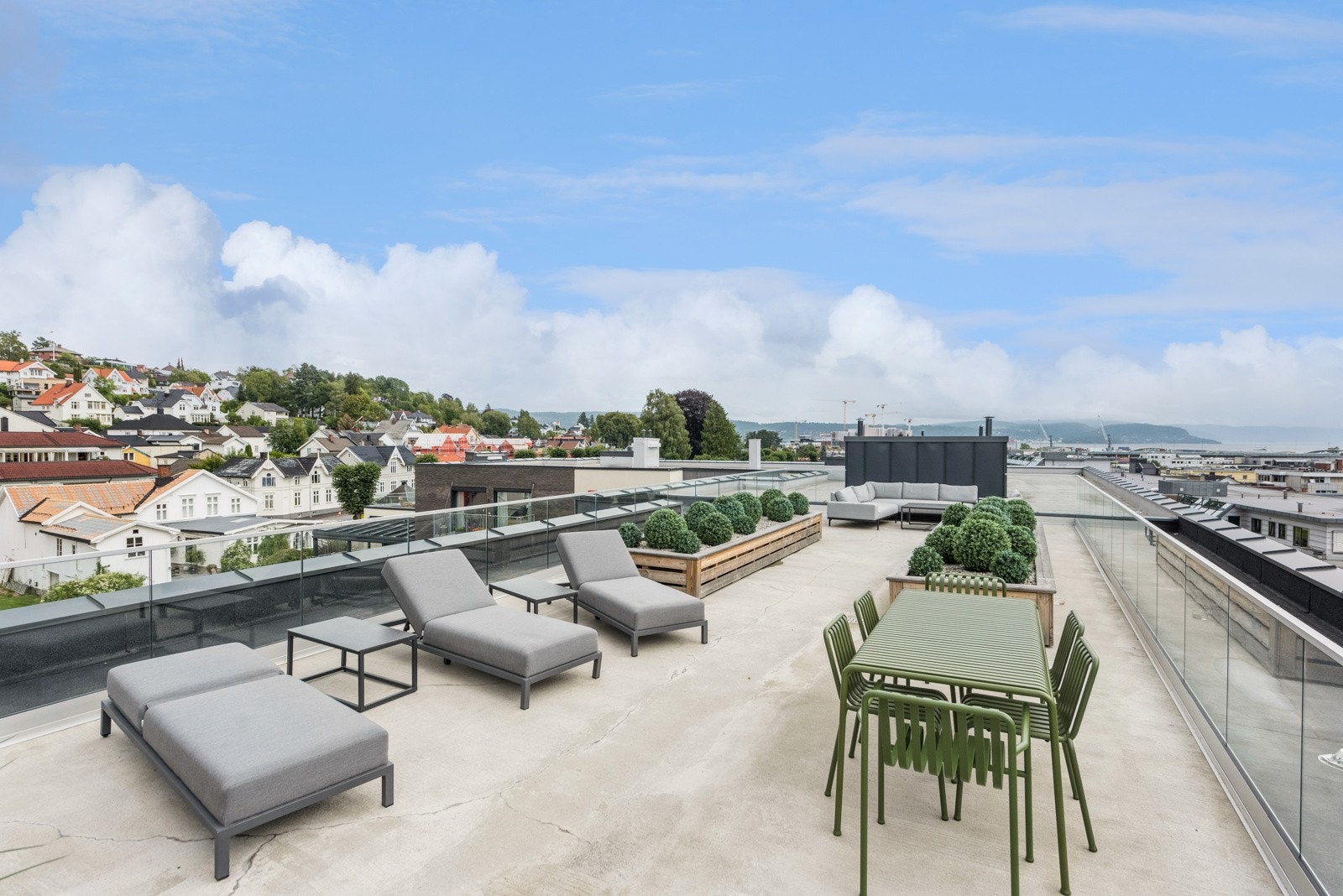 Fra takterrassen er det herlig sjøutsikt. Galleribilde