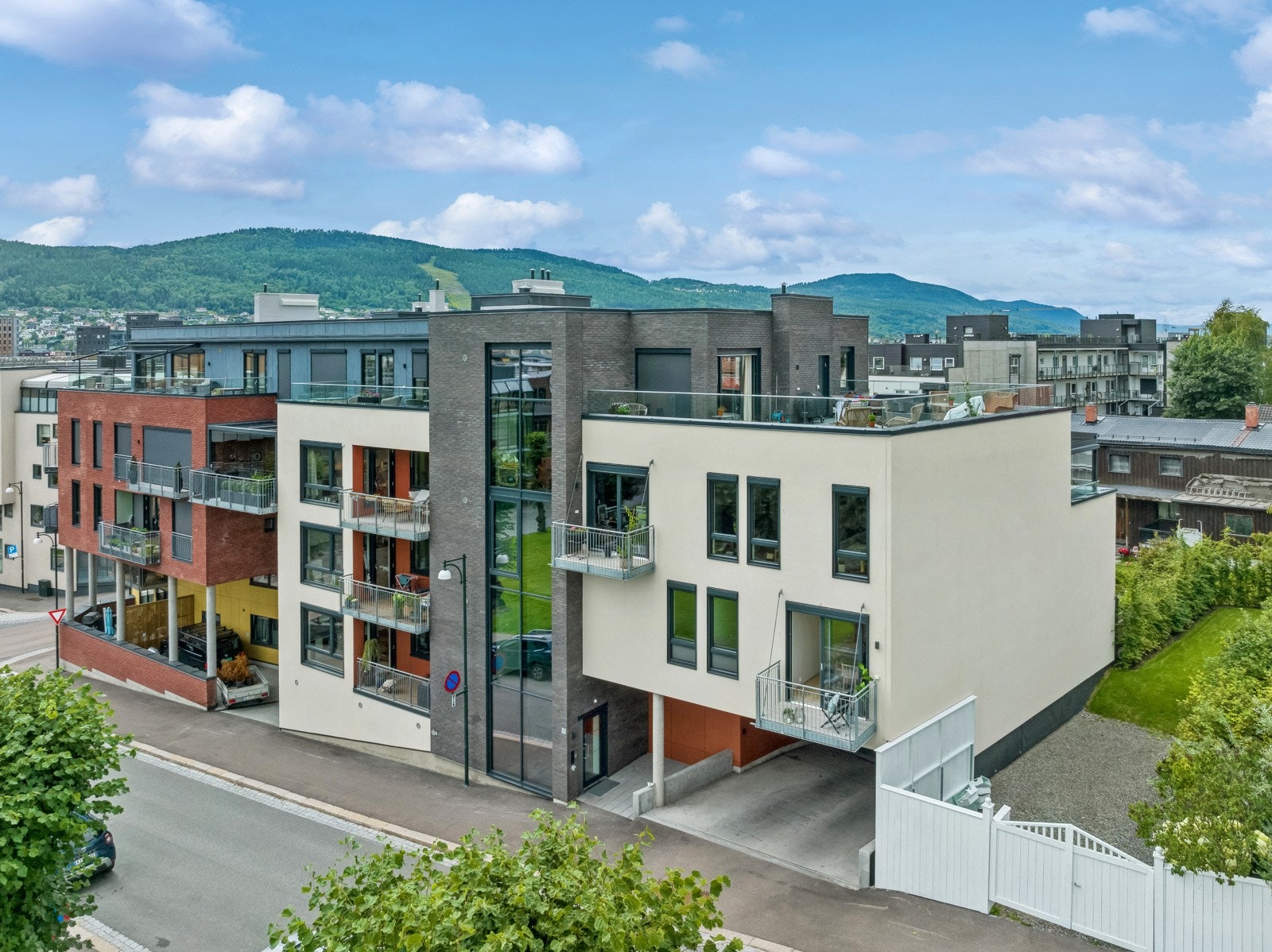 Bygget er fra 2021 og har moderne arkitektur. Det følger med en parkeringsplass i felles garasjekjeller under bygget. Galleribilde