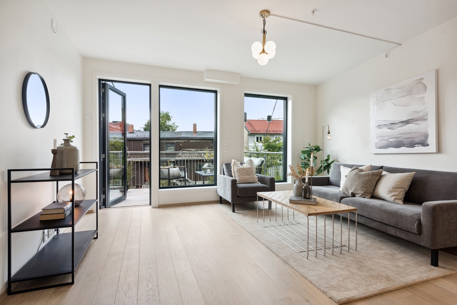 Stuen har mange møbleringsmuligheter. Her er det plass til både sofagruppe, TV-møbel, godstol og bokhyller. Galleribilde