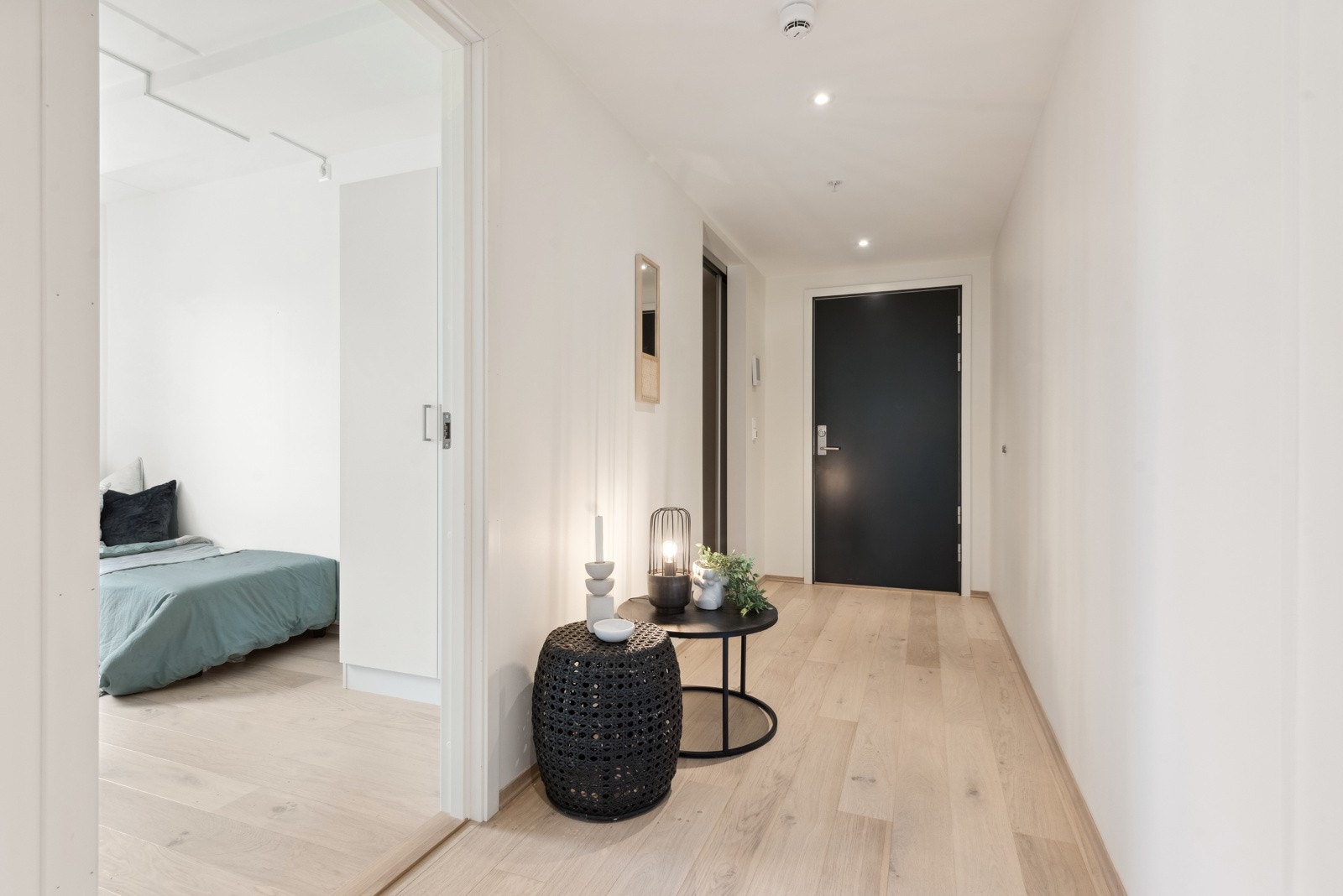 Velkommen inn! Det første vi møter er en romslig entré med plass til gode oppbevaringsløsninger. Galleribilde