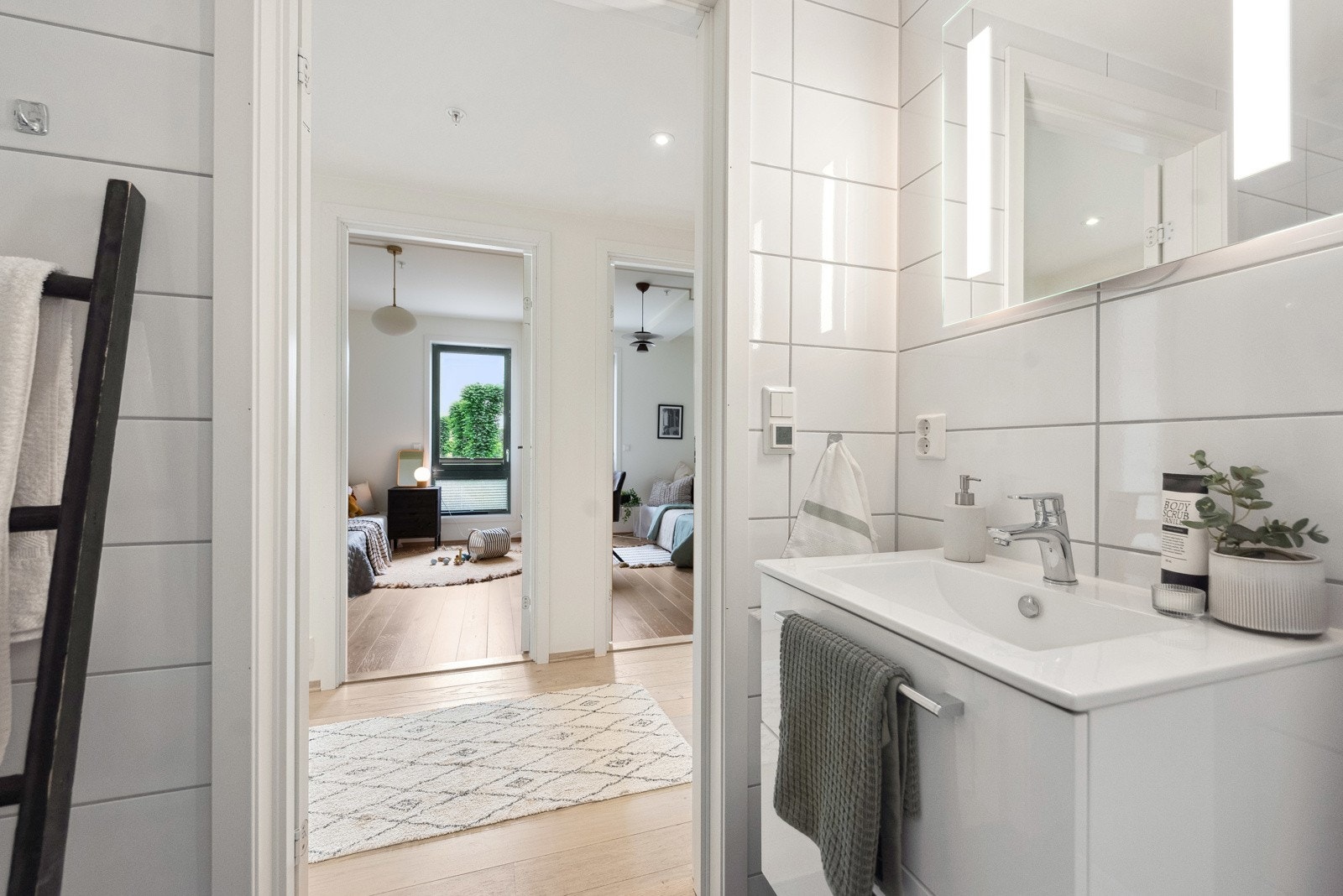 Badet har samme farger og materialer som det andre badet, dette gir en fin helhet i boligen. Galleribilde