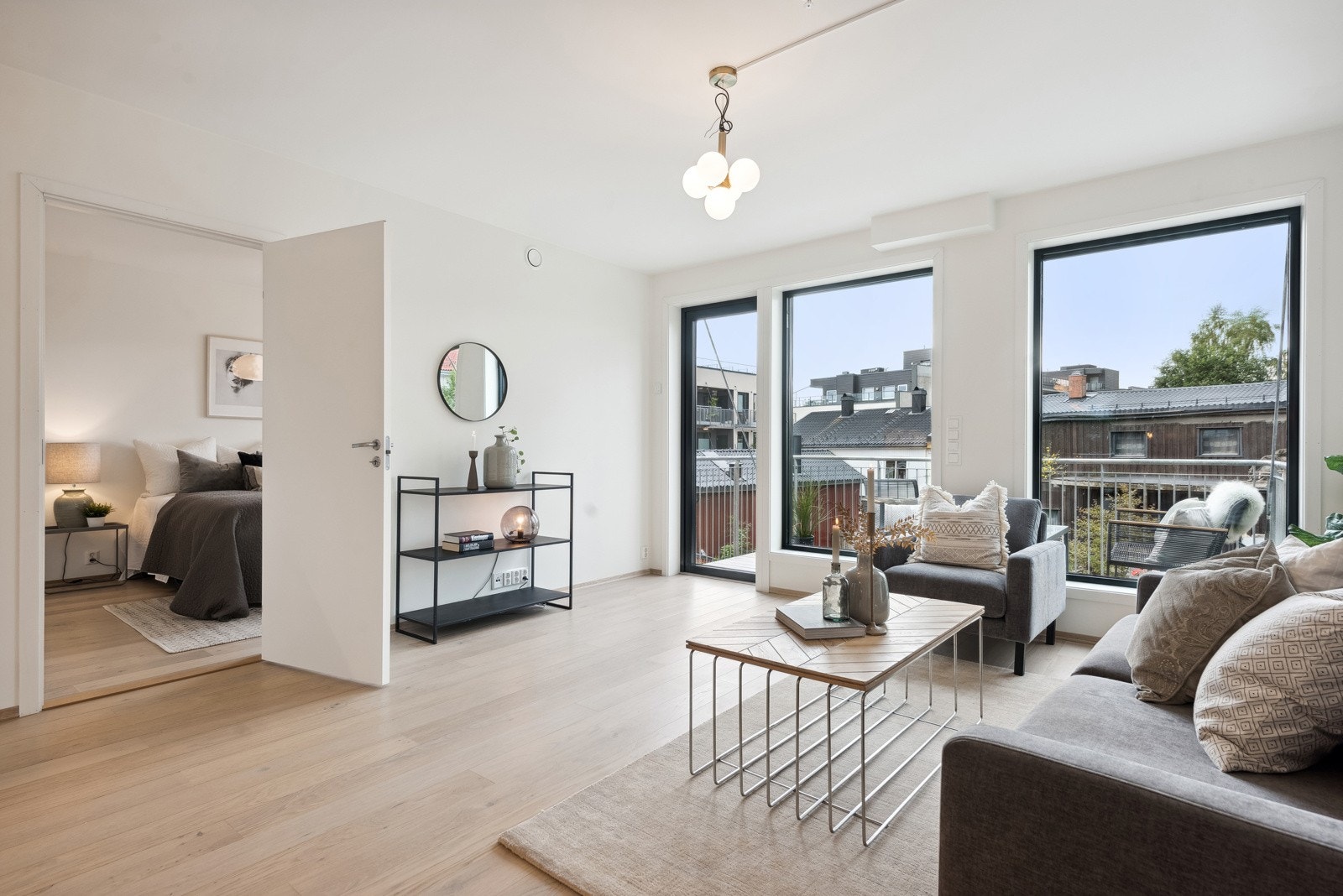 Leiligheten har lekre og moderne løsninger som mørke karmer på vinduer og balkongdører og 1-stavs gulv. Det er vannbåren varme i stue/spisestue/kjøkken og entré. Hele leiligheten har balansert ventilasjon. Galleribilde