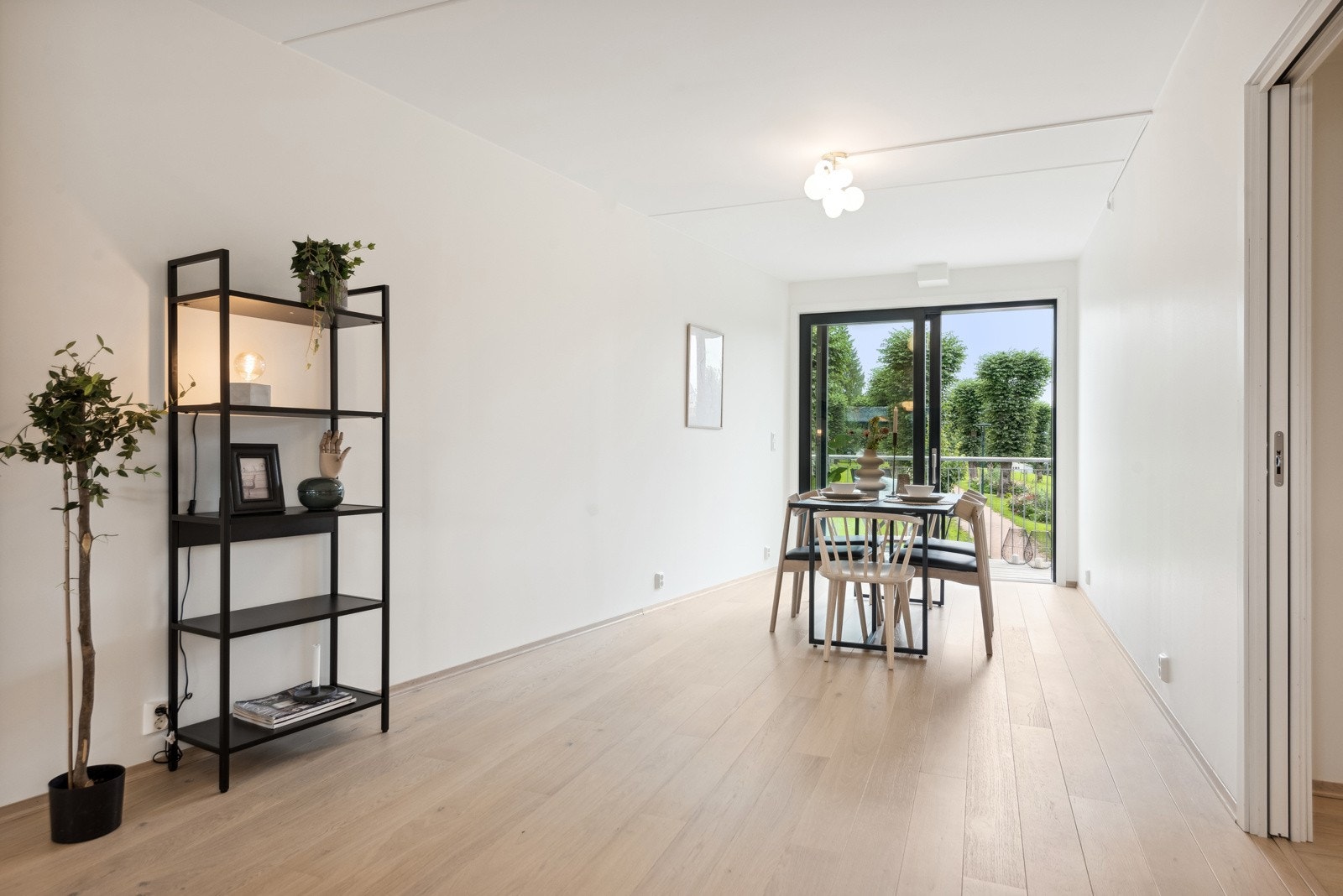 Denne spisestuen innbyr til både hyggelige helgemiddager, raske frokoster og barnas lekselesing. Galleribilde