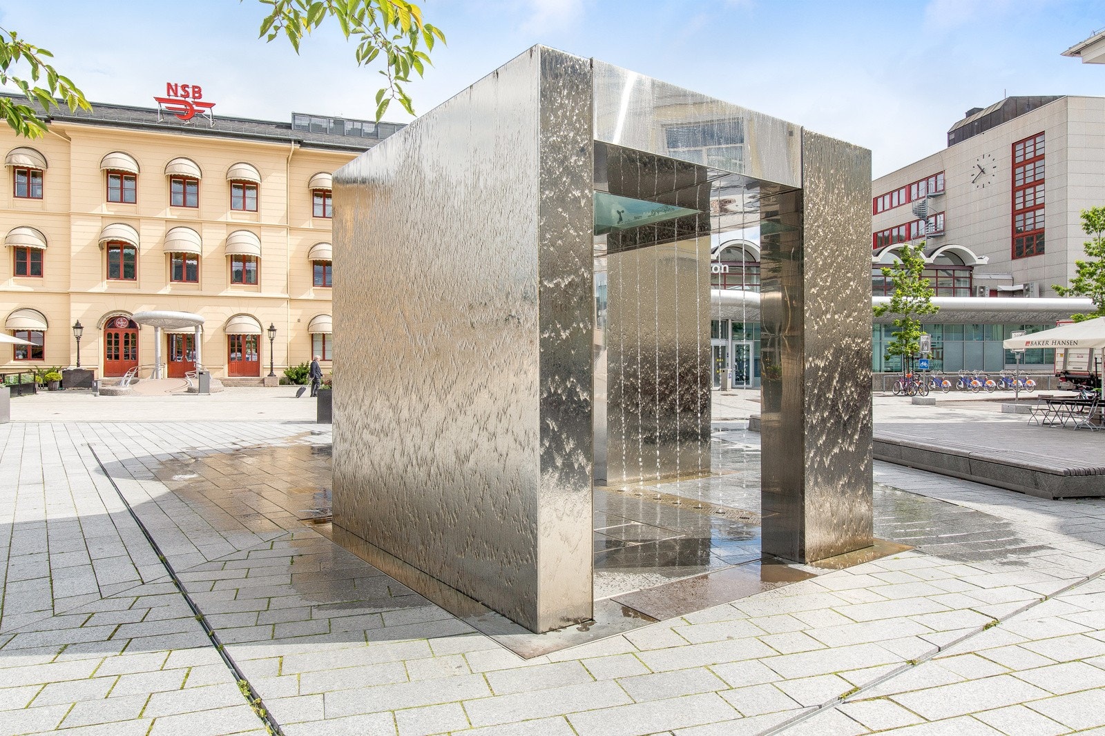 Fra Drammen jernbanestasjon går det tog mot Oslo og nedover i Vestfold. Galleribilde