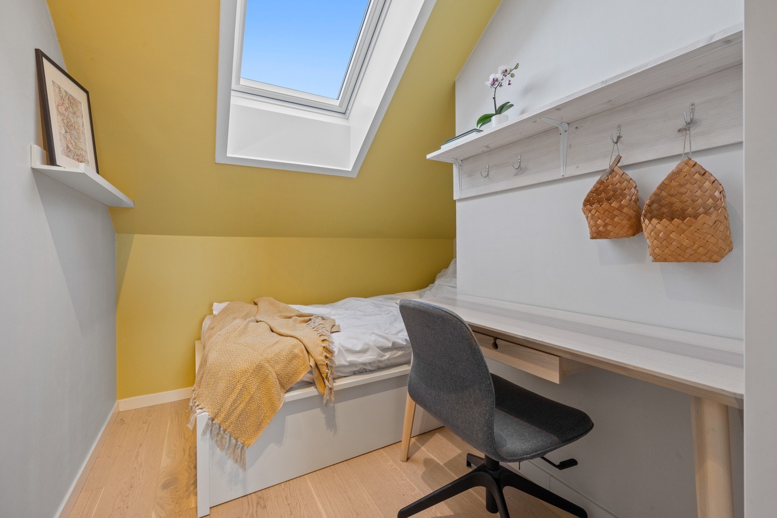 Innredet rom med plassbygd seng som følger leiligheten Galleribilde