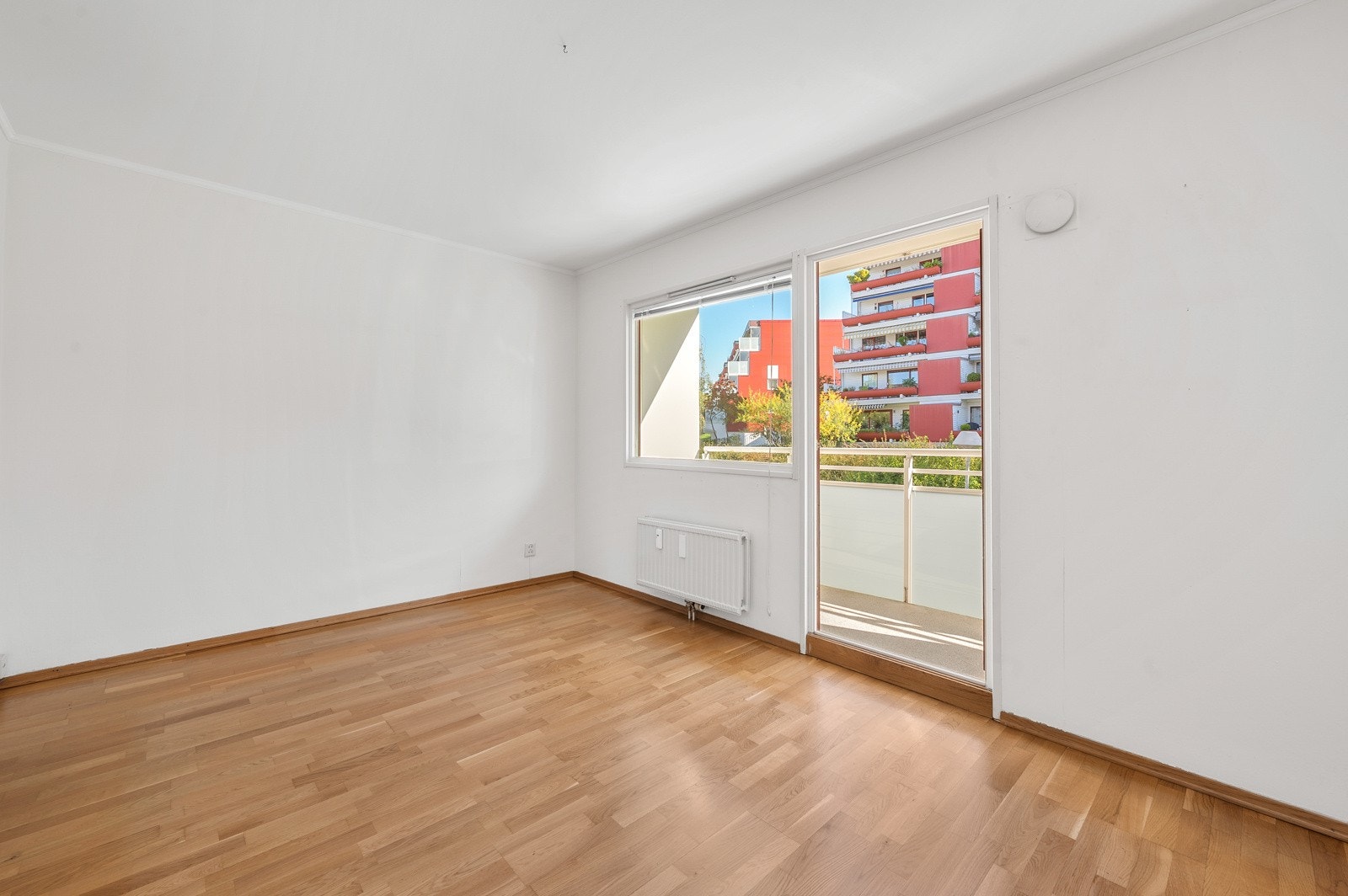 Spisestue er av god størrelse og fungerer som et naturlig sosialt samlingspunkt i boligen. Galleribilde
