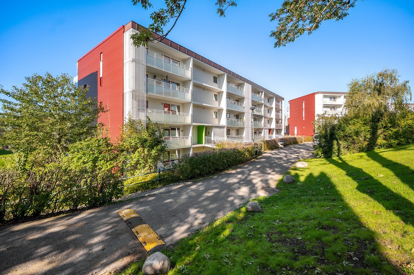 Leiligheten ligger i et sentralt, rolig, barnevennlig og et meget populært boligområde på Skøyen. Galleribilde