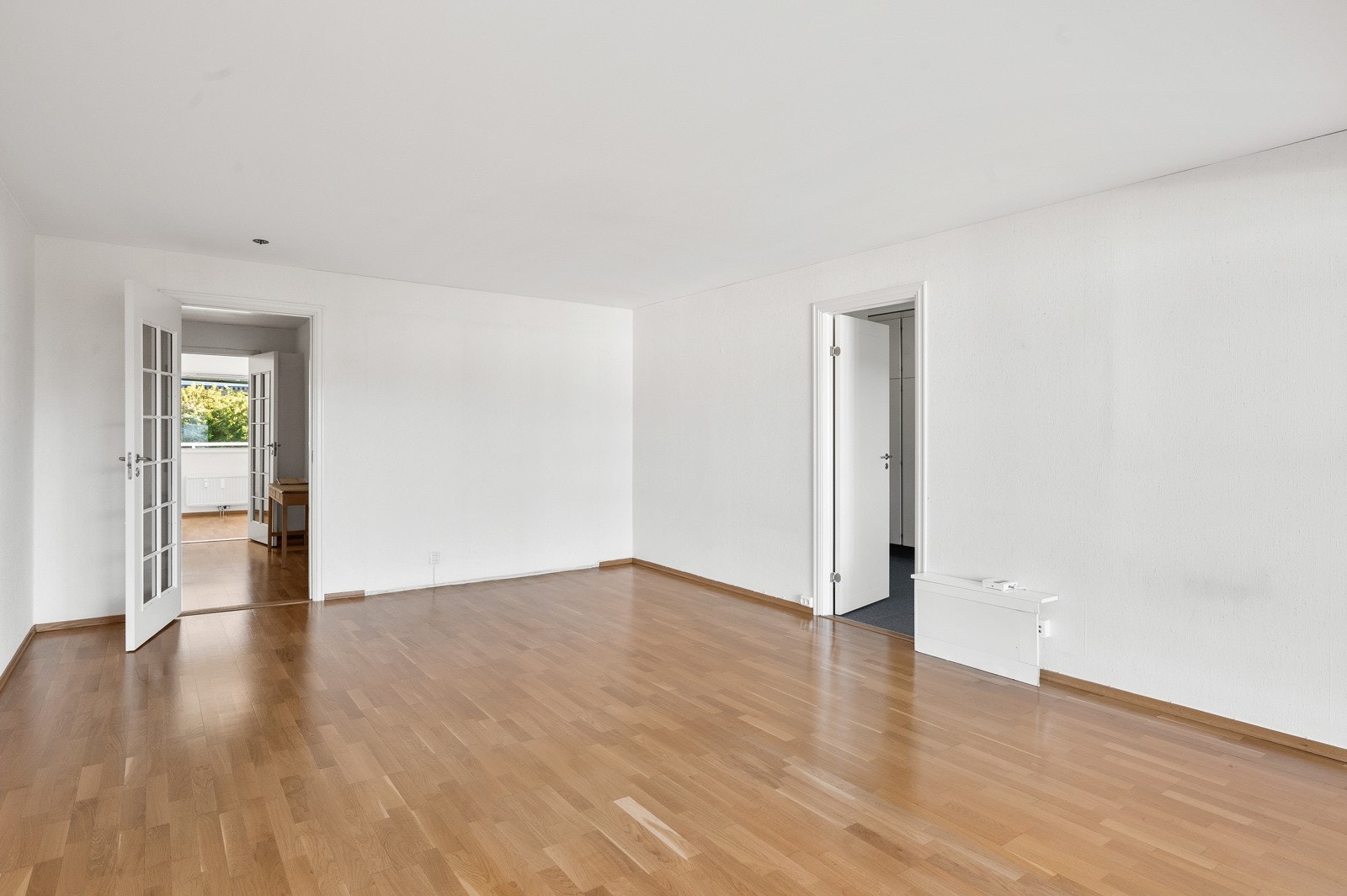 Leilighetens stue er av særdeles god størrelse med god plass til en stor sofagruppe og tilhørende møblement. Galleribilde