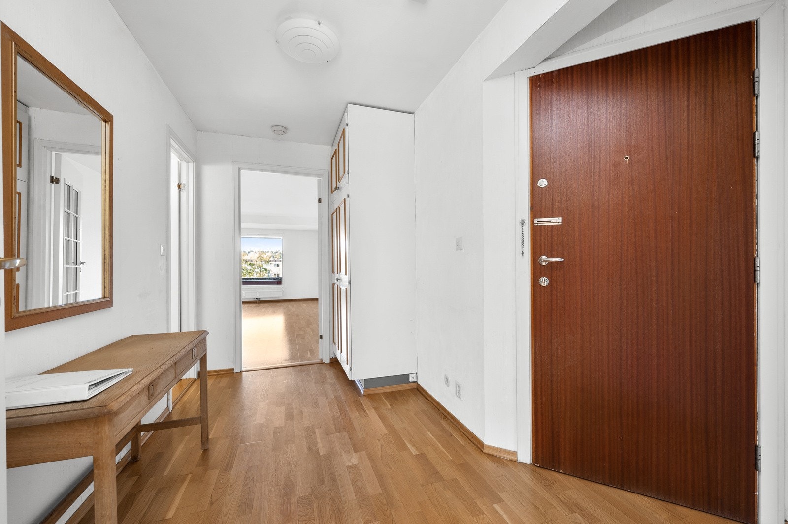 Velkommen inn! Det første du vil møte i denne innholdsrike leiligheten er en romslig entré. Galleribilde