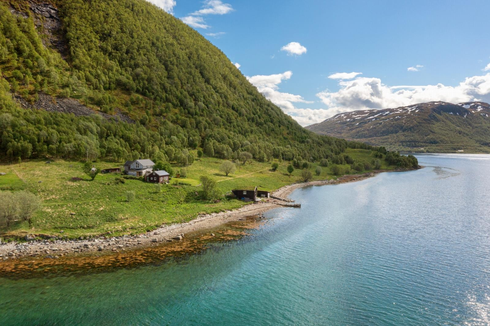 Landlig, men samtidig bynær beliggenhet i Kaldfjord.