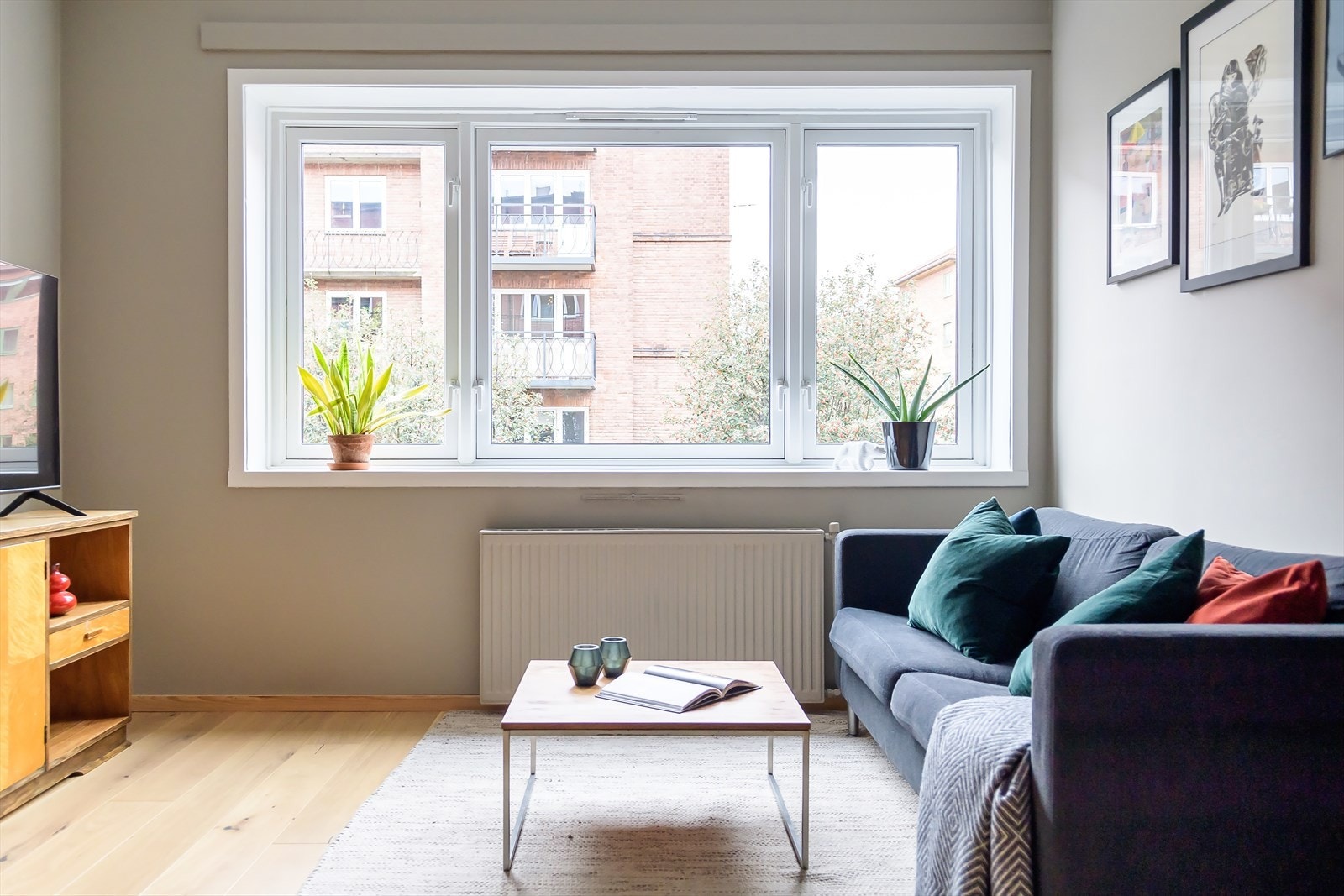 God takhøyde og store vindusflater er med på å gi rommet en luftig atmosfære Galleribilde