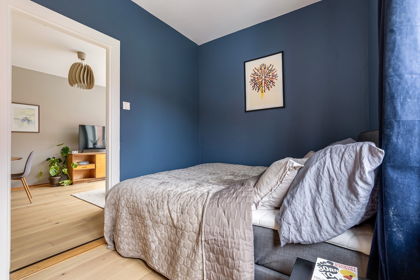 Rommet er malt i en behagelig blåfarge med pent parkettgulv Galleribilde