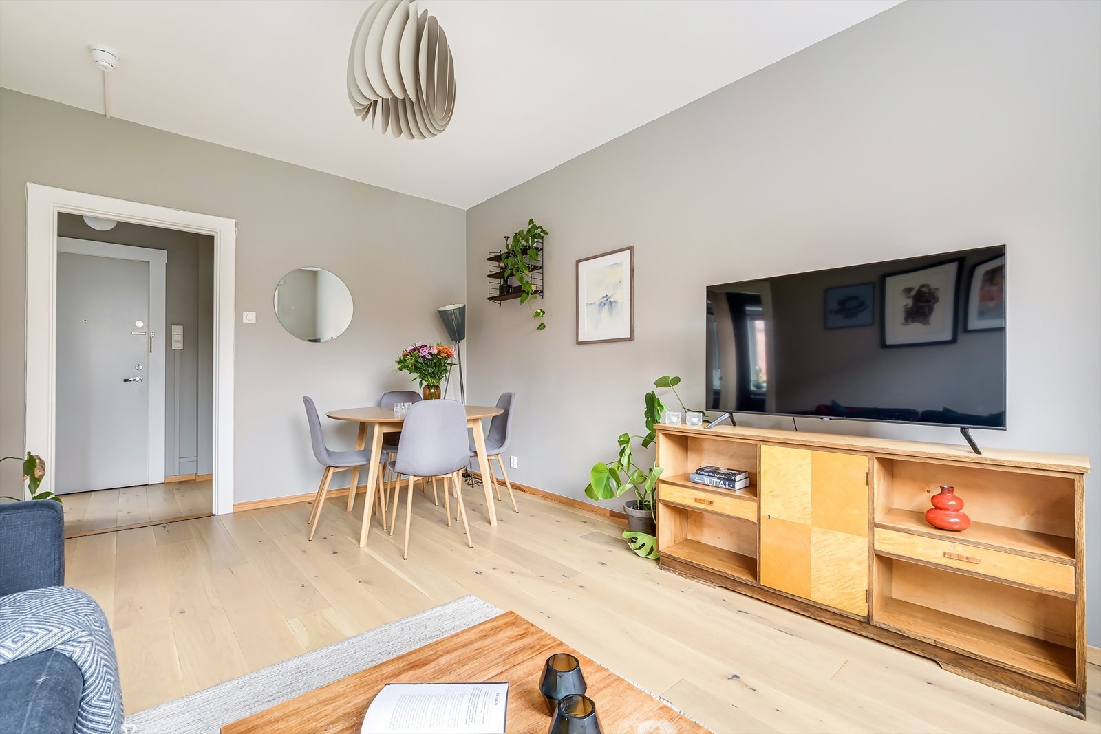 Leiligheten blir oppvarmet med radiatorer i stue, kjøkken og soverom Galleribilde