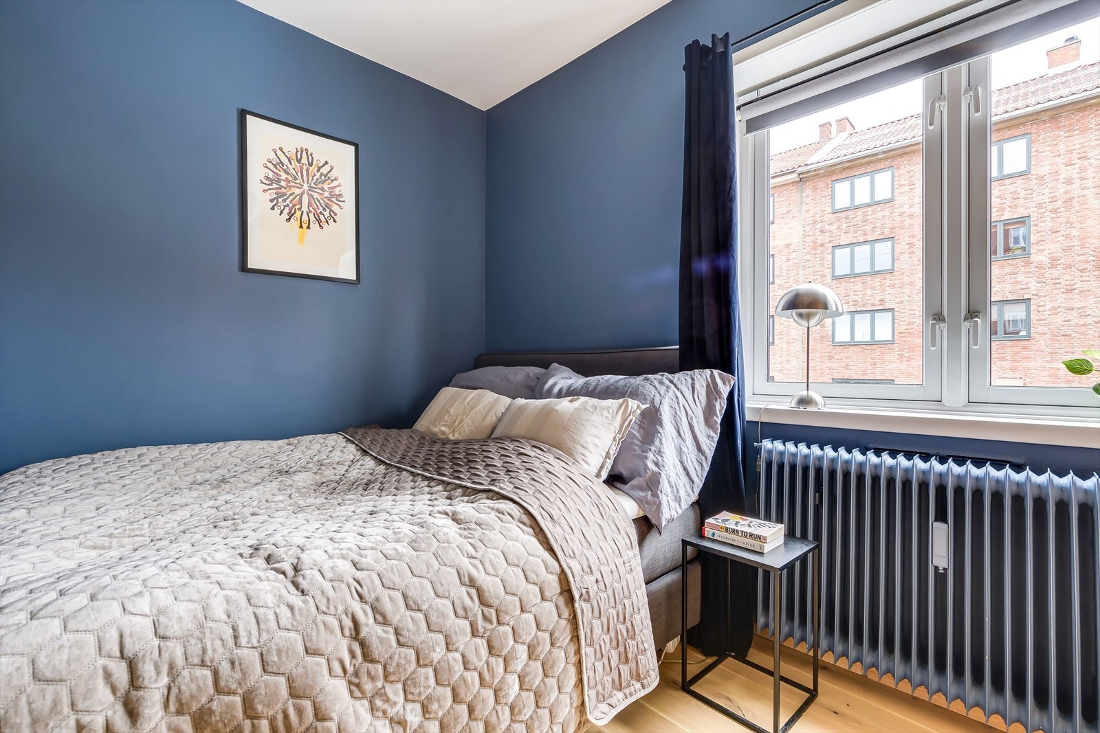 Romslig soverom med god plass til dobbeltseng og tilhørende møblement Galleribilde