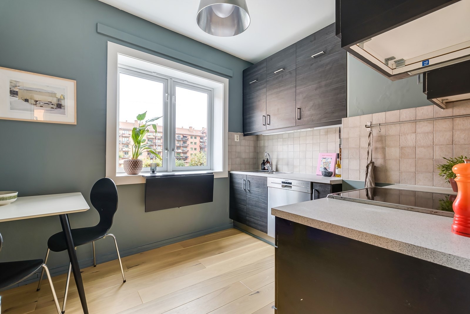 Romslig, separat kjøkken fra 2012 med plass til et hyggelig frokostbord Galleribilde