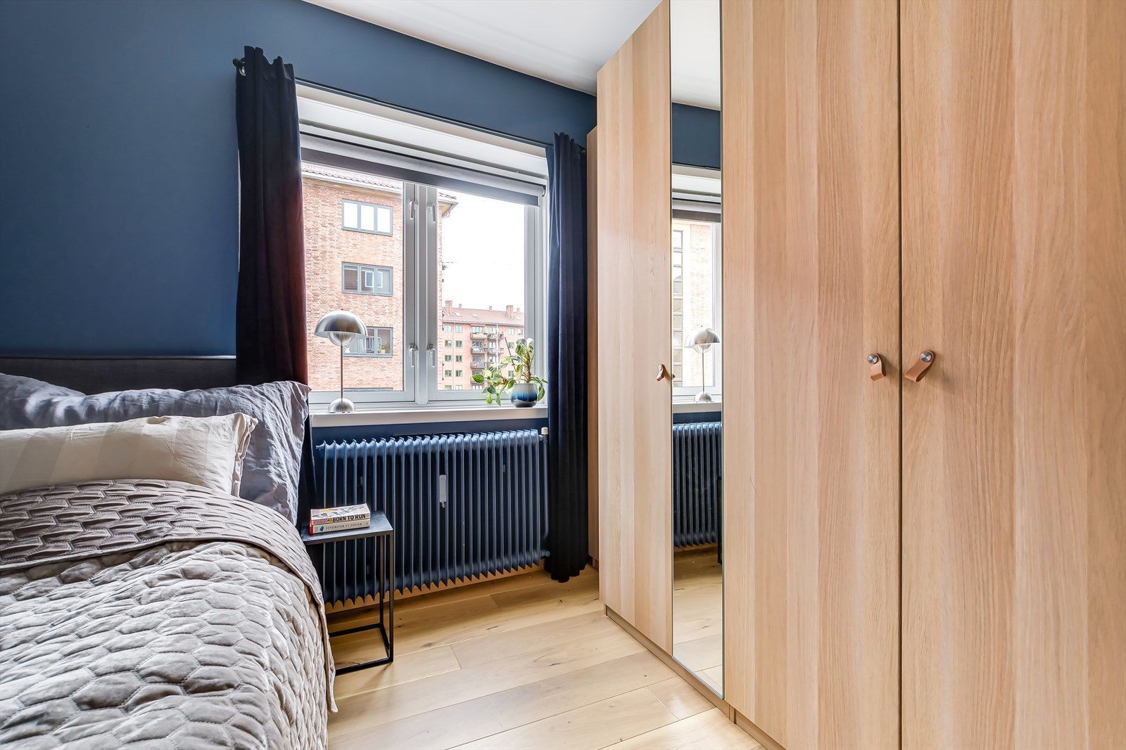 Det er godt med skapplass i medfølgende garderobeskap Galleribilde