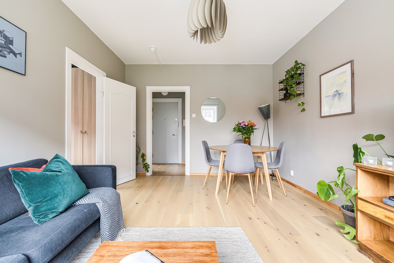 Hele leiligheten holder en gjennomgående god standard med delikate og tidsriktige overflater Galleribilde