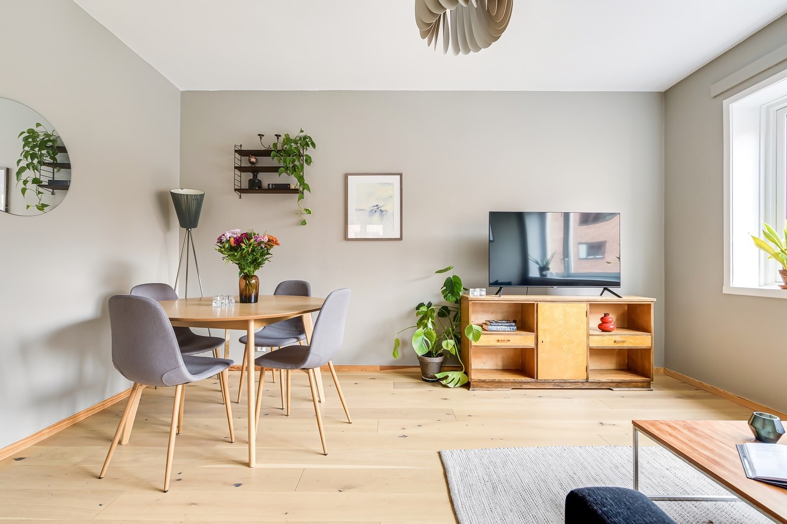 Delikat og lys stue med en fin planløsning hvor man enkelt kan innrede etter eget ønske Galleribilde