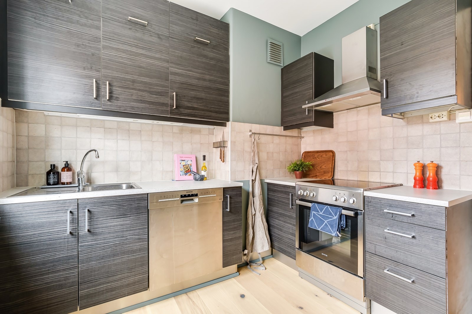 Kjøkkenet er utstyrt med frittstående komfyr og oppvaskmaskin Galleribilde