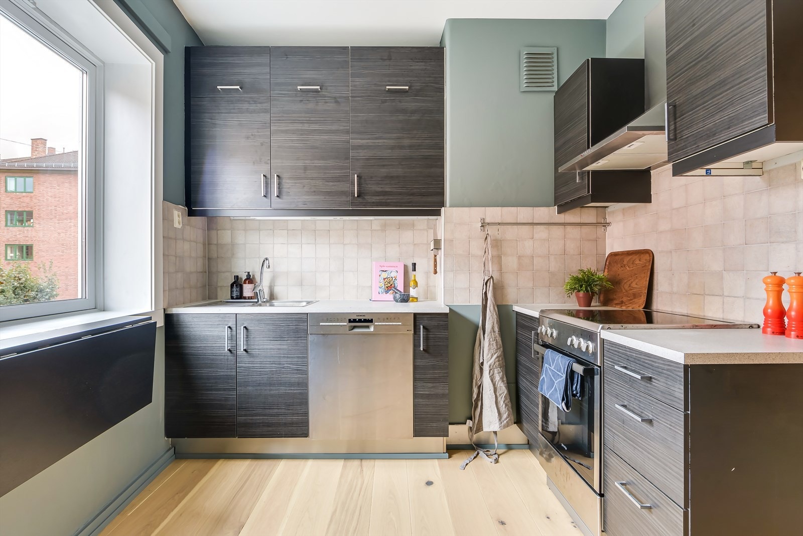 Meget tiltalende 2-roms hjørneleilighet med en rolig og tilbaketrukket beliggenhet Galleribilde