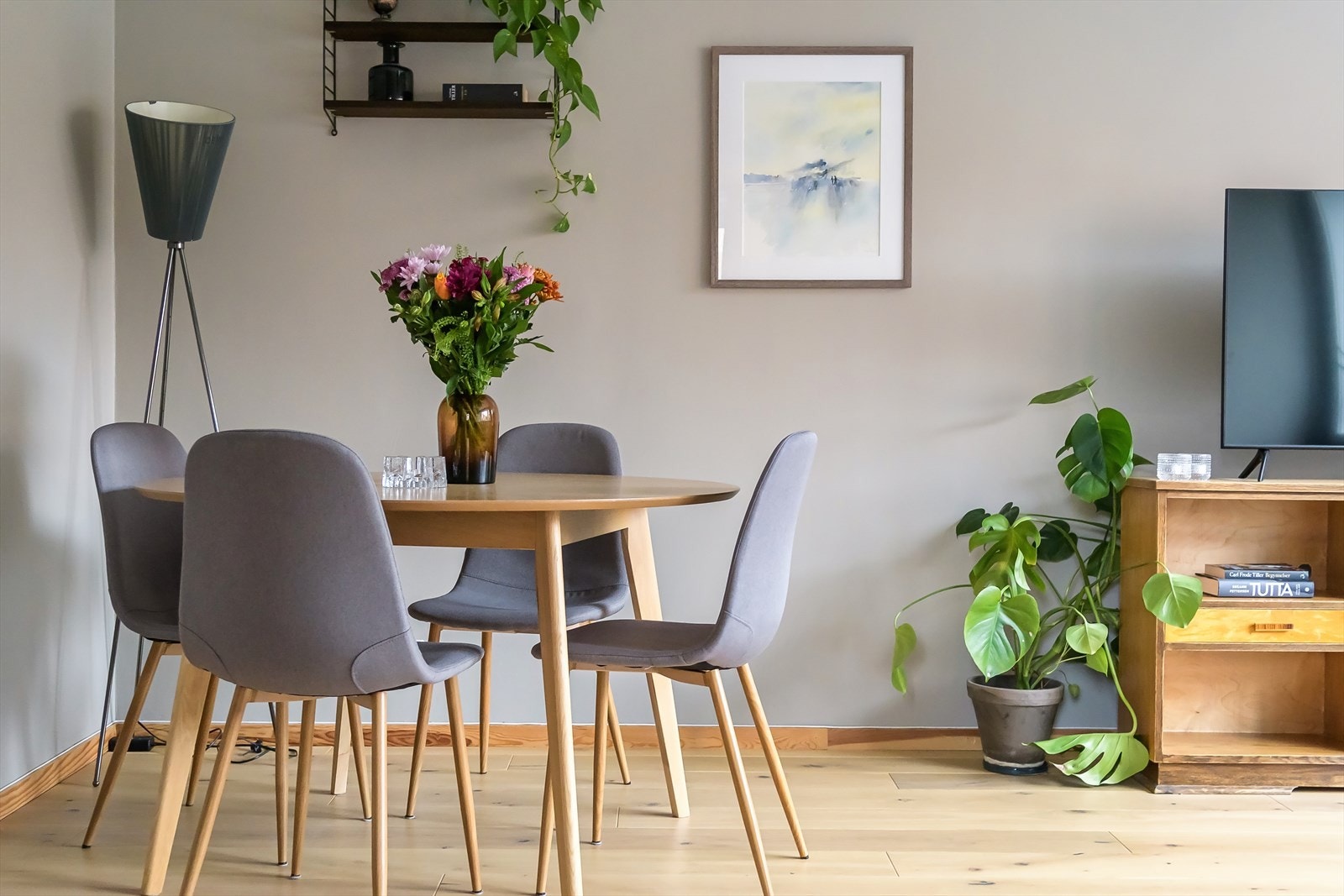 Det er god plass til å invitere til en hyggelig middag rundt spisebordet Galleribilde