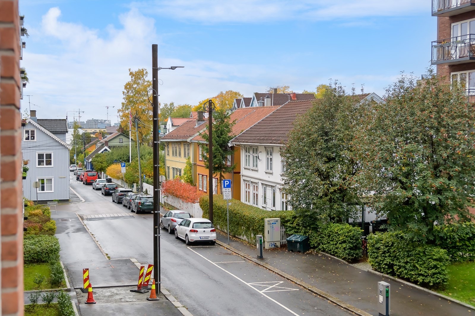 Flott utsikt mot trehusbebyggelsen fra stuevinduet Galleribilde