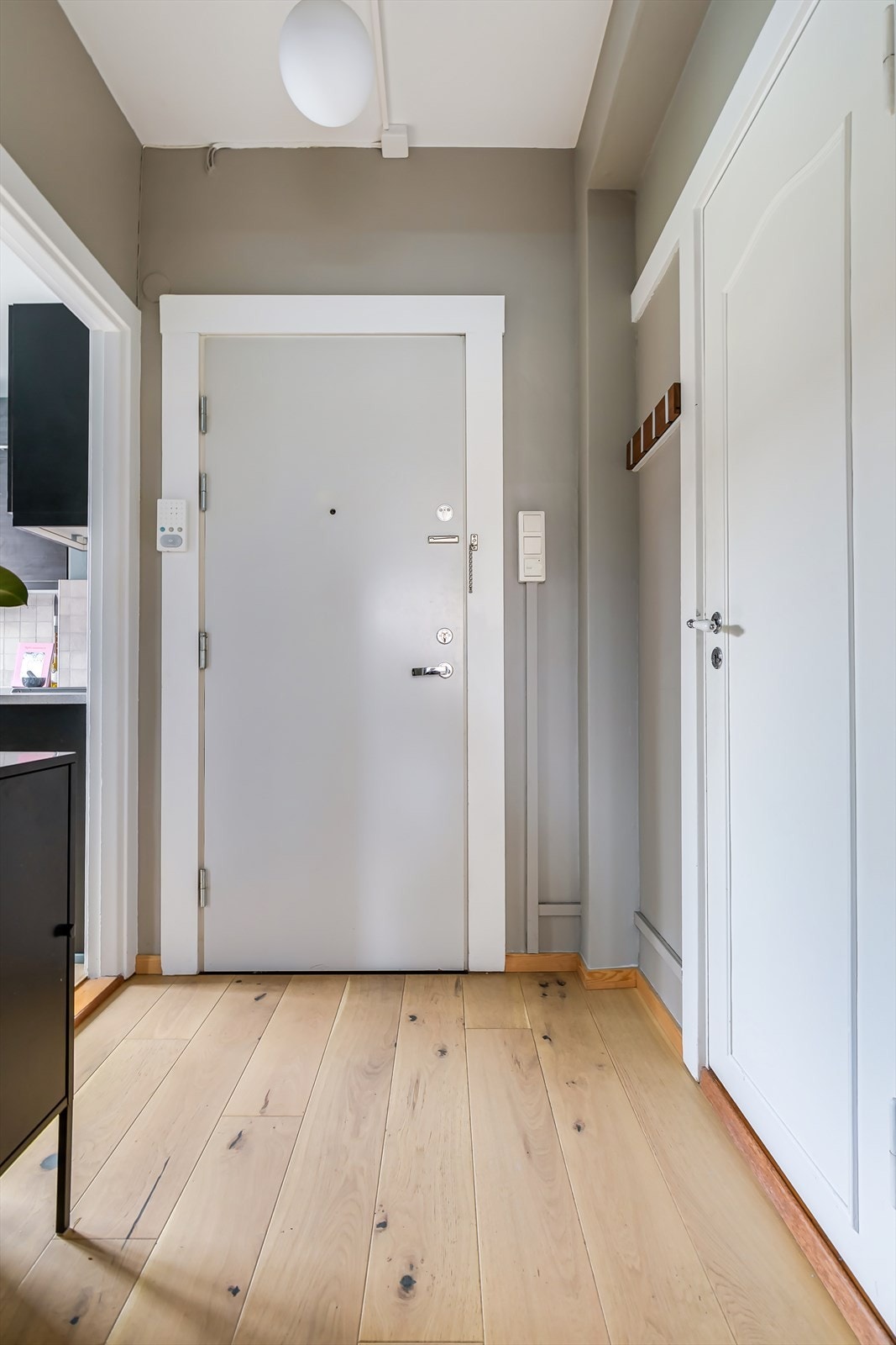 Hyggelig entré med plass til oppheng av yttertøy Galleribilde