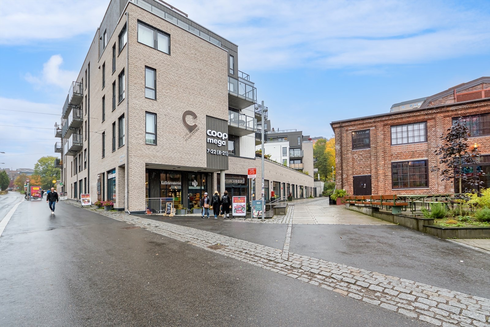 Carl Berner Torg består av Coop Mega, apotek 1, mester grønn og kaffebrenneriet Galleribilde