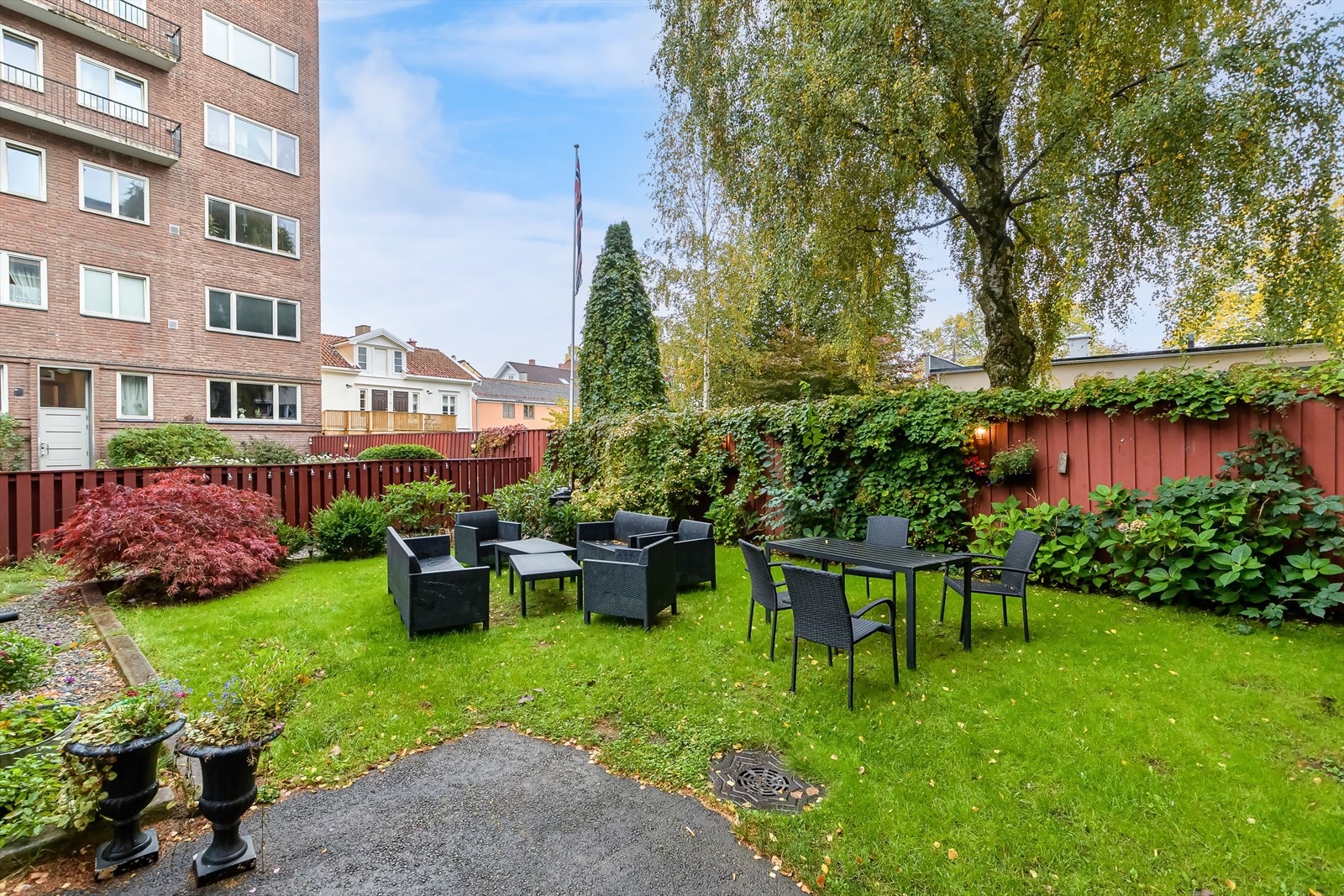 Borettslaget har en flott, grønn bakgård med sitteplasser Galleribilde