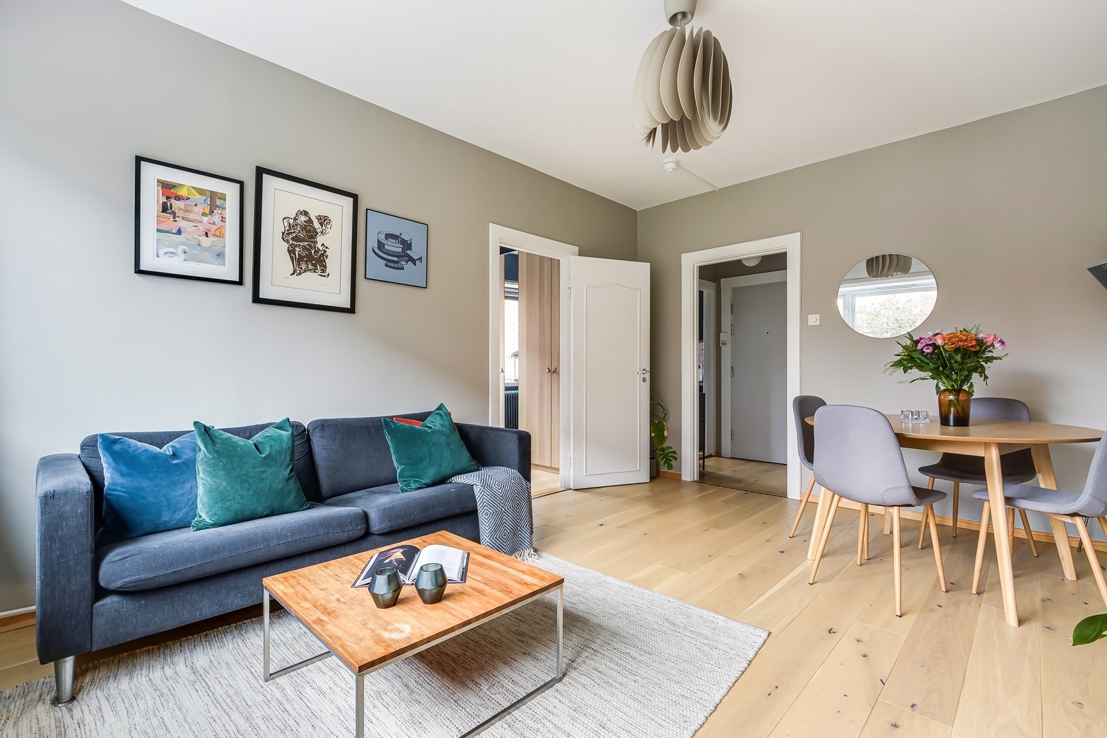 Det er god plass til sofagruppe, tv-møbler og spisebord Galleribilde