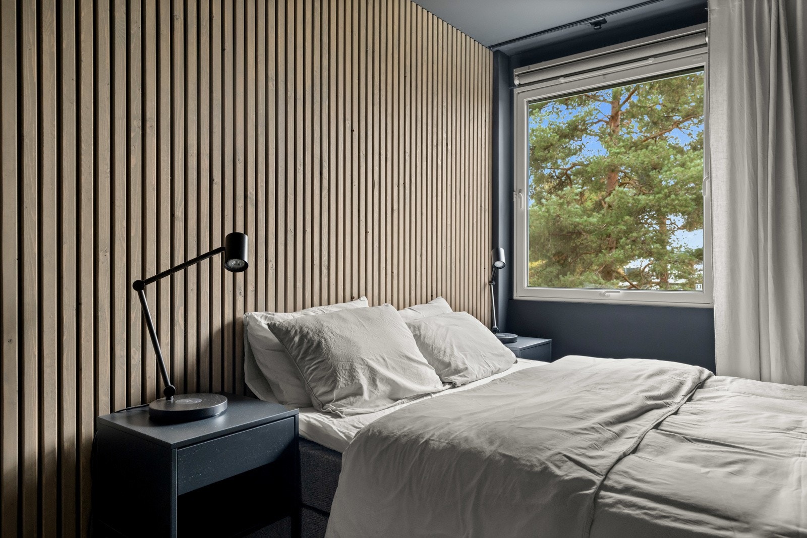 Det store vinduet slipper inn rikelig med lys og gir rommet en luftig atmosfære. Galleribilde