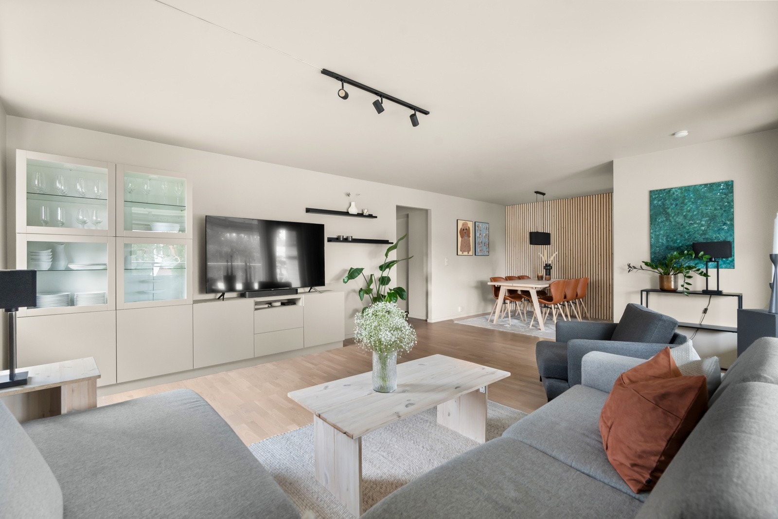 Meget romslig stue, god plass for sofagruppe med tilhørende møblement og spisebord til flere gjester. Galleribilde