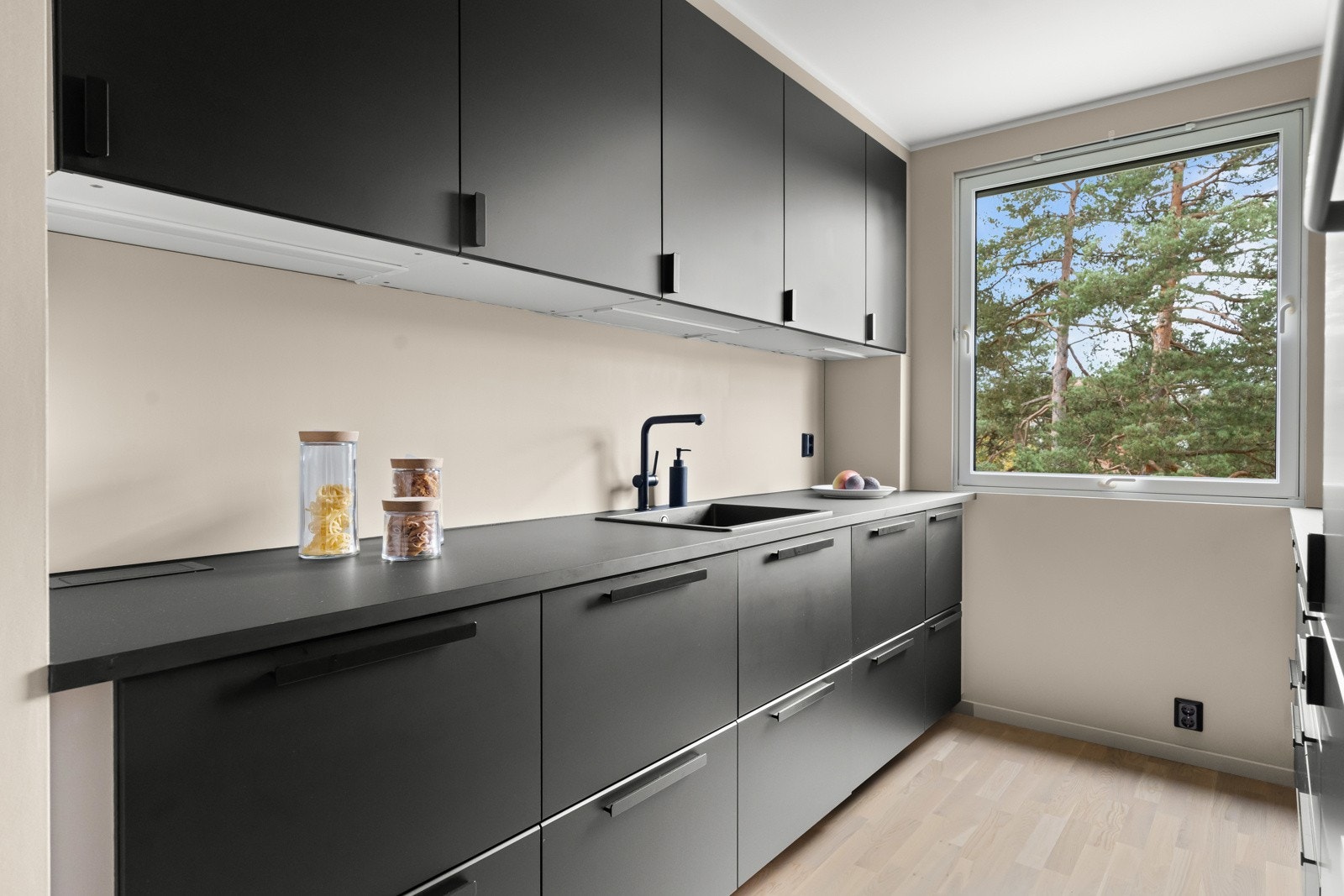 Kjøkkenet har stilfulle glatte fronter og benkeplate av laminat. Galleribilde