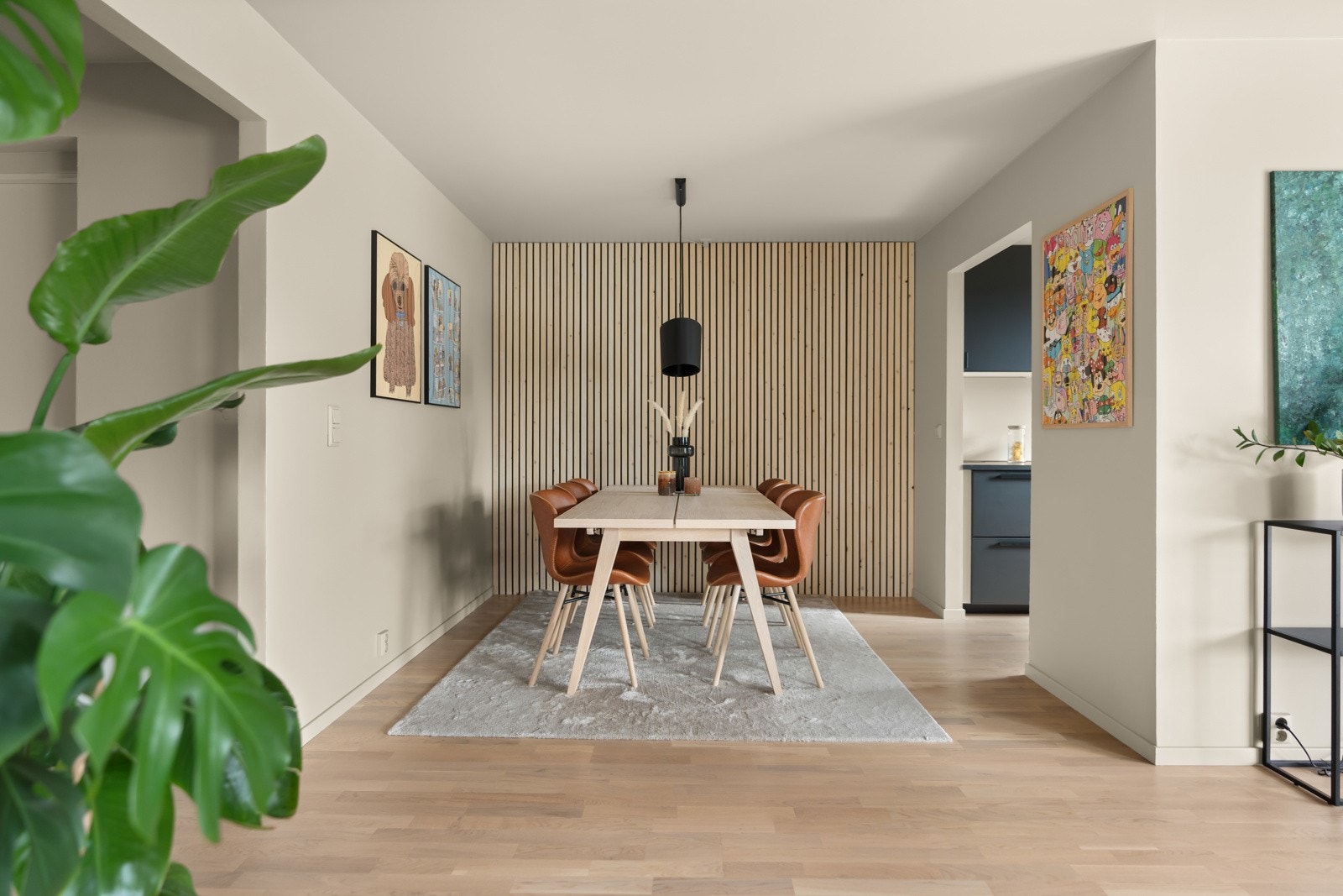 I stuen er det plass til et koselig spisebord, som skaper den perfekte rammen for hyggelige sammenkomster. Galleribilde