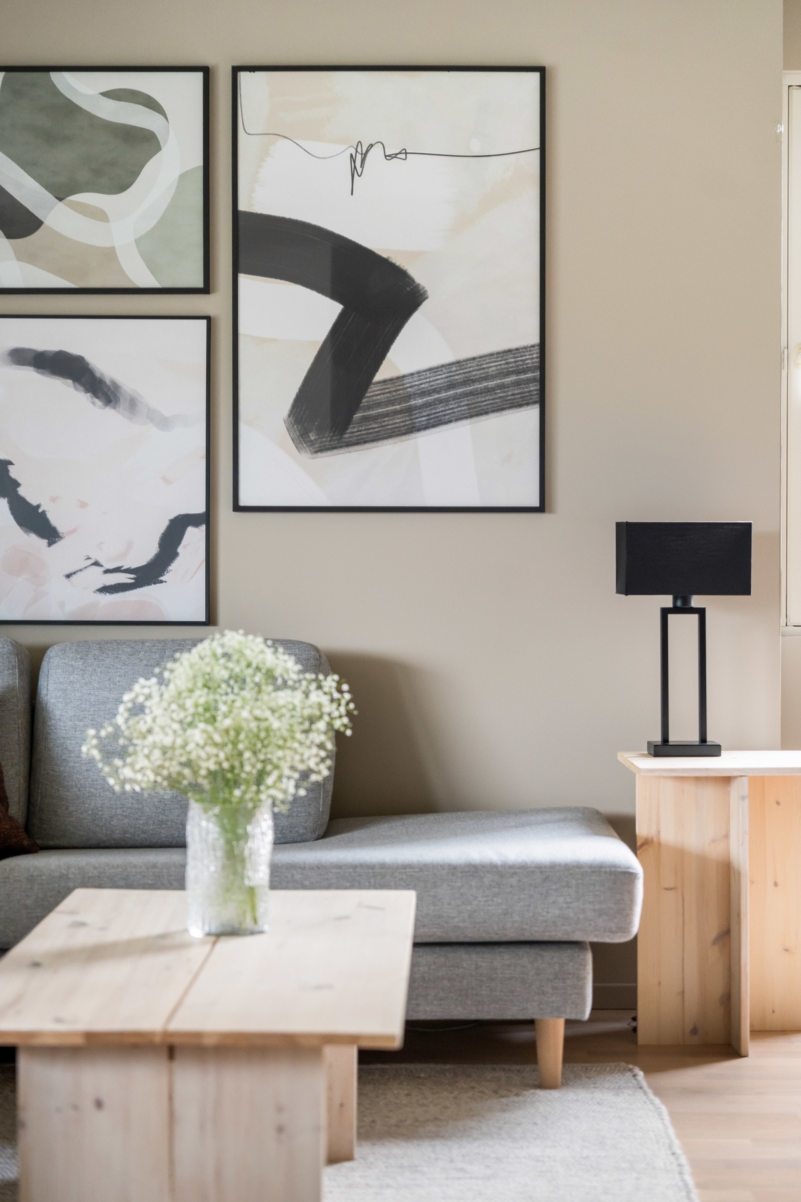 Stuen er malt i lune og behagelige farger av moderne karakter. Galleribilde