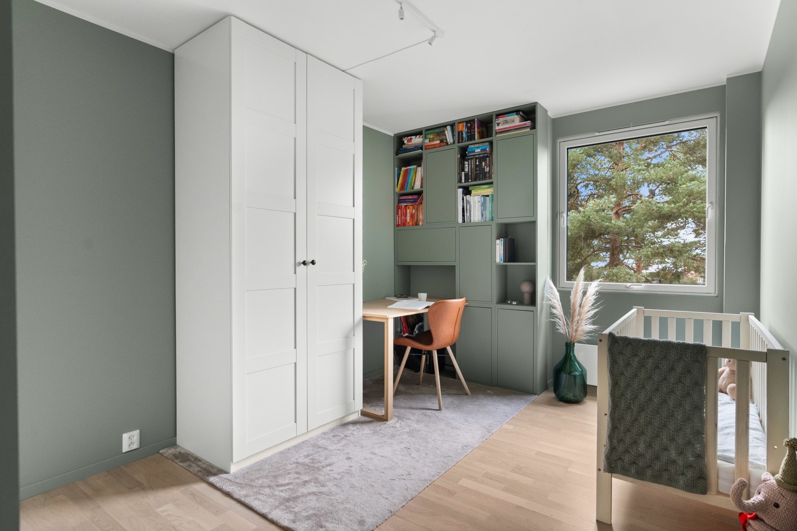 Det andre rommet er også av god størrelse og egner seg perfekt som barnerom. Galleribilde